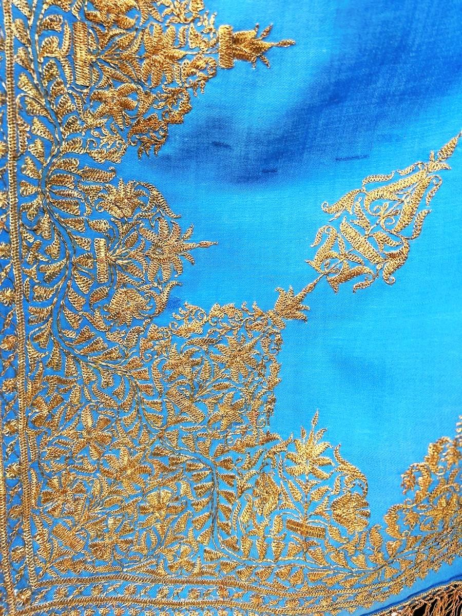 Blue Cloak embroidered with gold Zari - India for the European market Circa 1870 For Sale 5