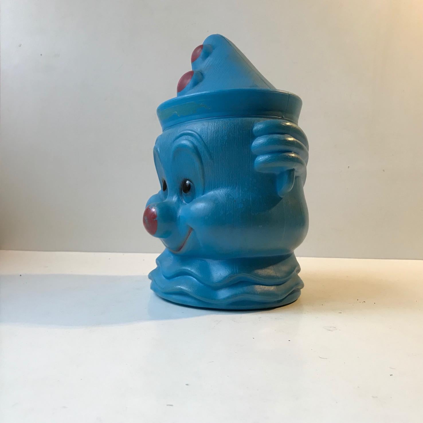 A rare survivor from late 1950s or early 60s comes this large canister in the shape of a clown bear head. It measures 25 cm in height and 17 cm in width. Originally made as a toy beach/sand toy. It was manufactured by SPS in USA and sold only in the