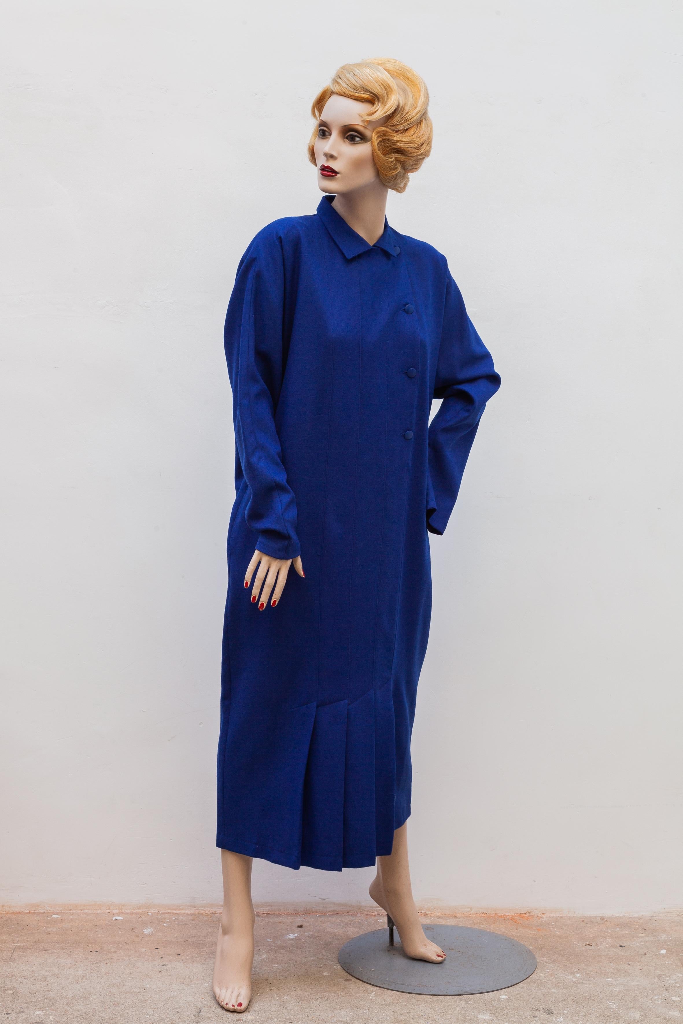 Vintage blue wool-blend coat dress by Hesselhoj. Unworn with original tags. Dolman sleeves and pleated skirt. Marked size US14 DK42 (Vintage)
Never Worn Fashion.
Armpit to Armpit: 63 cm
Shoulder to Shoulder: 50 cm
Waist: Free size
Hips: Free