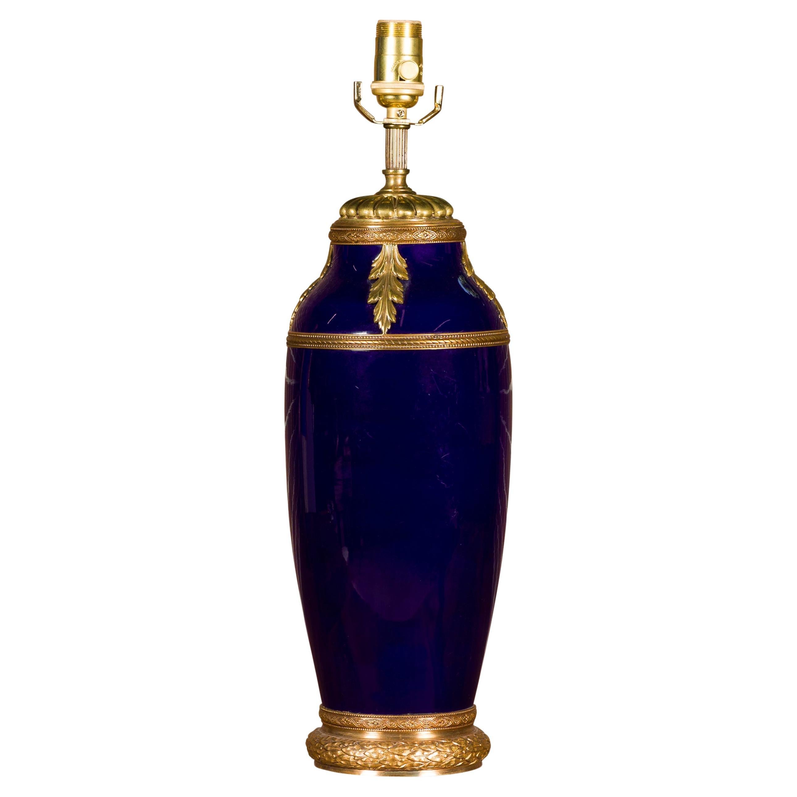 Vase français du 19ème siècle transformé en lampe de table sur lucite bleu cobalt