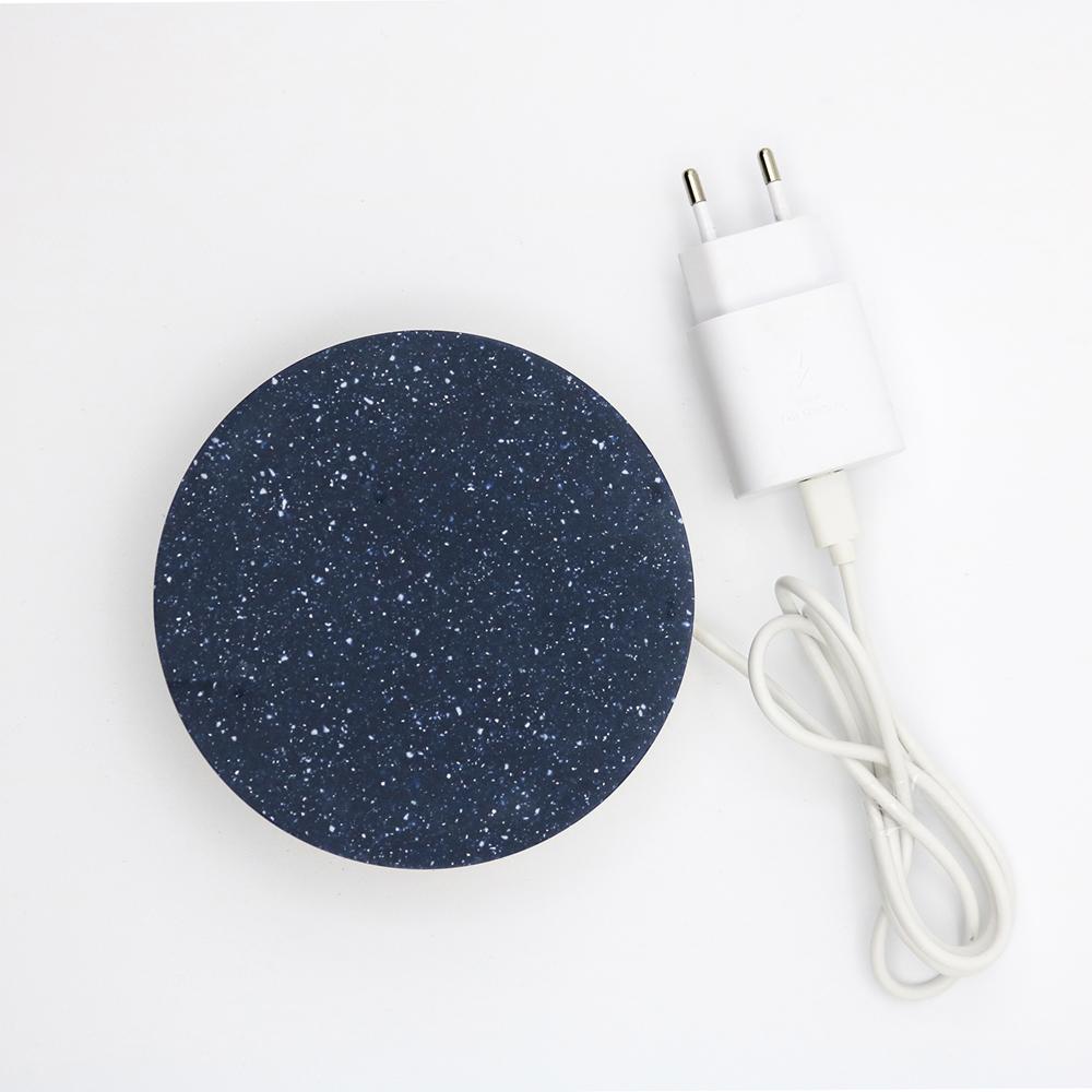 Une base en corian,
qui recharge rapidement votre téléphone, d'un coup de baguette magique.
 
Un cercle, 
un corian, 
réalisé avec le soin que requiert le marbre.

Une puissante technologie de charge sans fil garantit une alimentation électrique