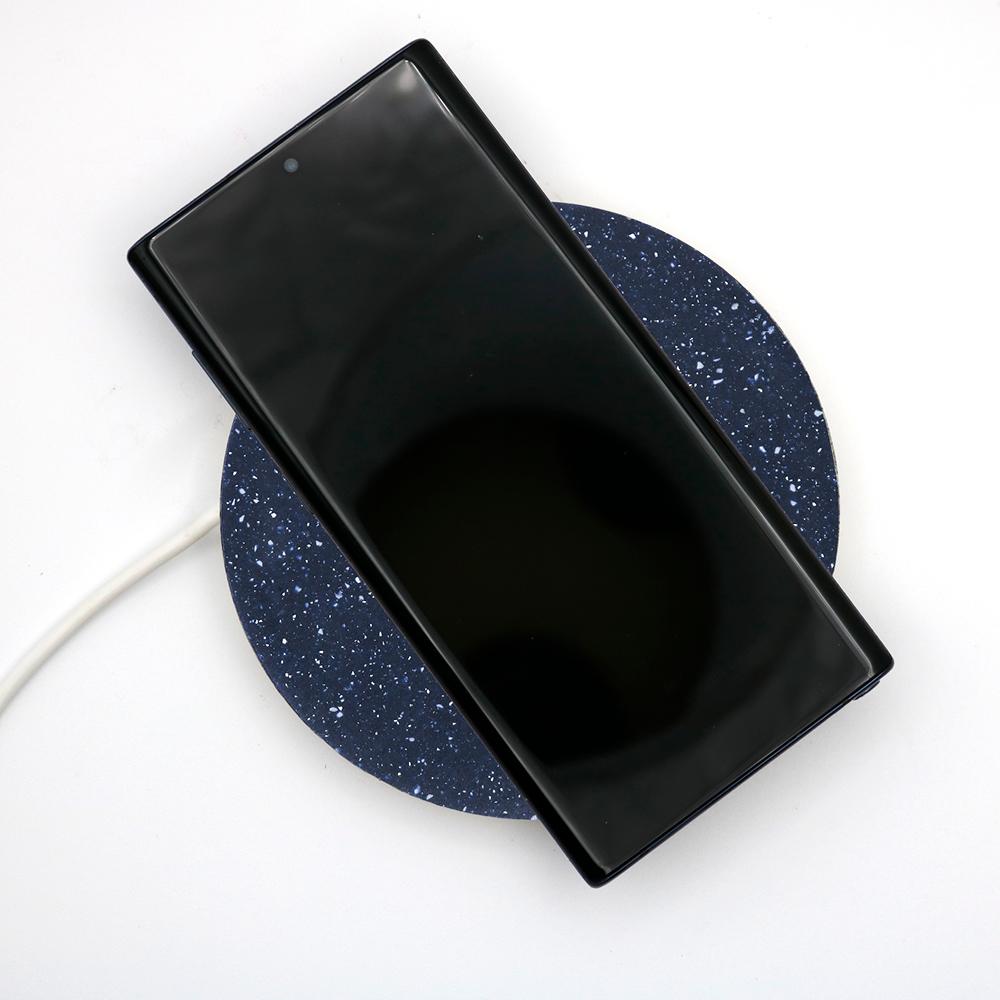 Minimaliste Base en corian bleu cobalt, petite, chargeur sans fil 15W en vente