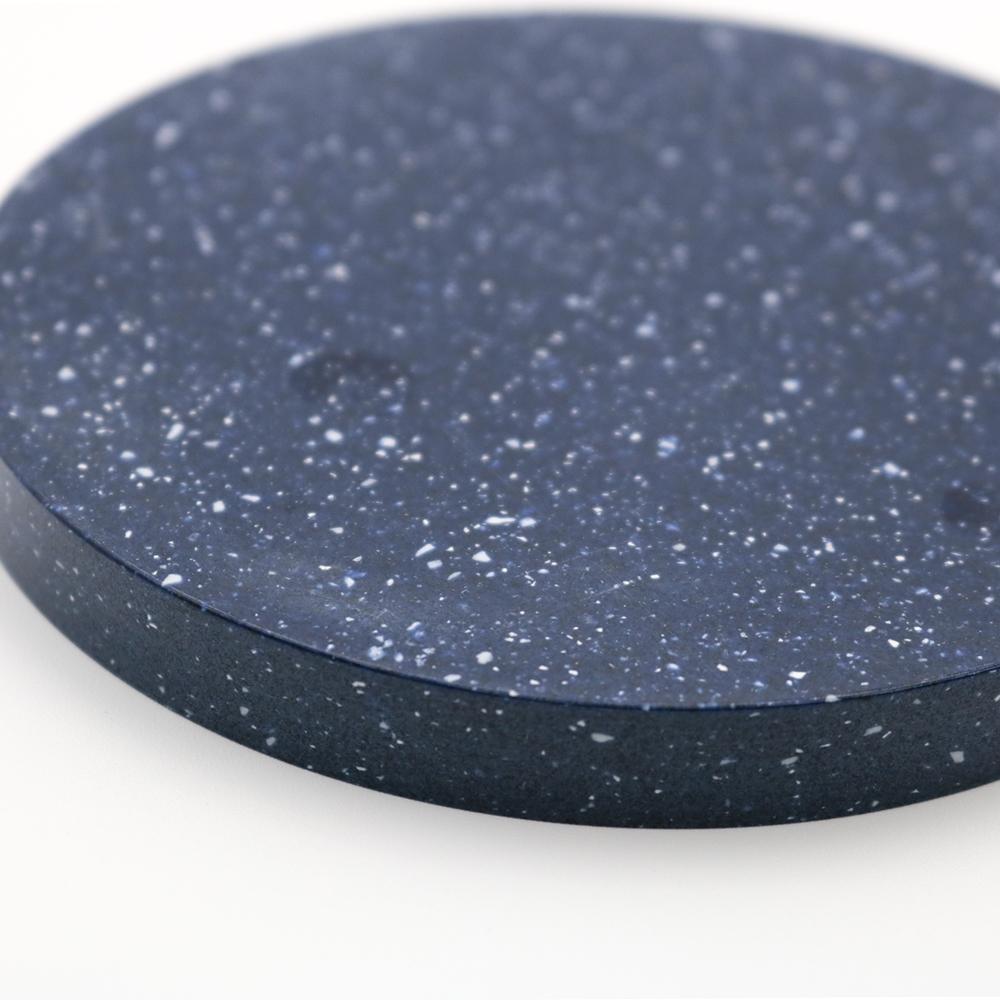 Gravé Base en corian bleu cobalt, petite, chargeur sans fil 15W en vente