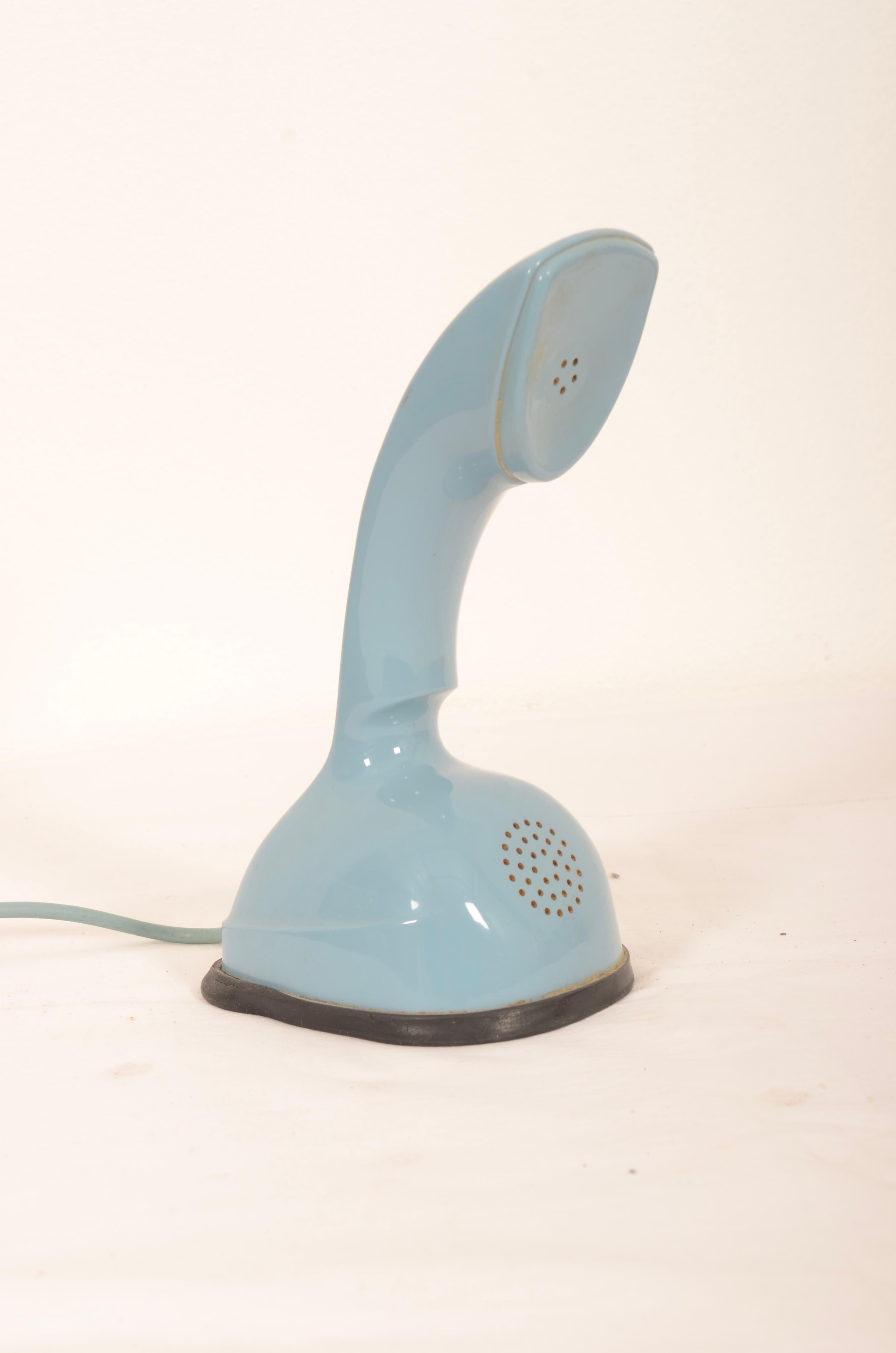 Vintage Wählscheibe mintgrün ericofone. Dies ist das Modell Cobra. Es ist aus blauem thermoplastischem ABS hergestellt.
Entworfen in den 1950er Jahren in Schweden von Hugo Blomberg, Ralph Lysell und Gösta Thames, LM Ericsson.