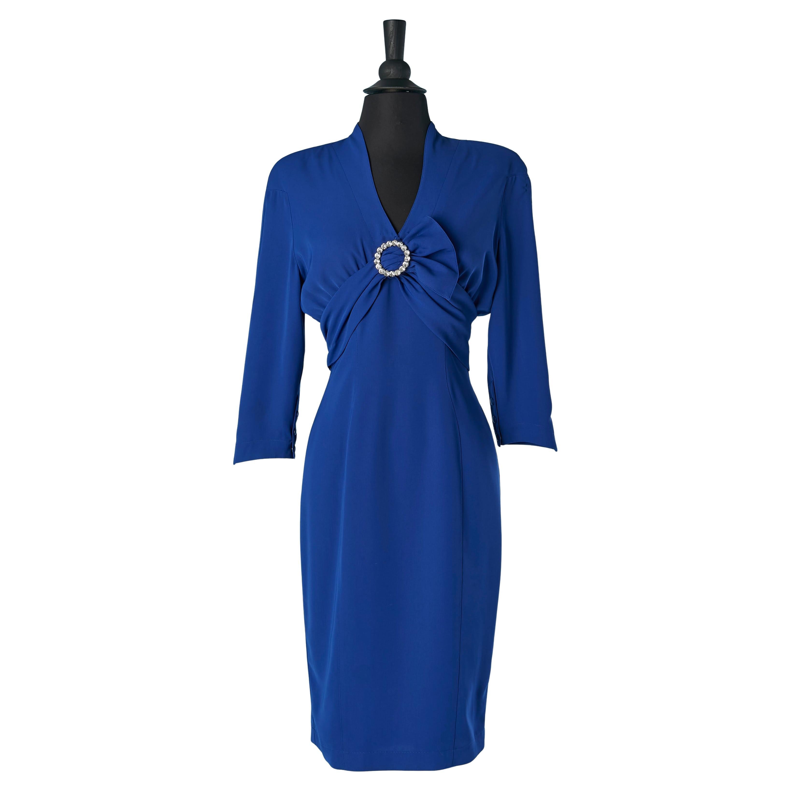 Robe de cocktail bleue avec broche en strass sur le buste THIERRY MUGLER