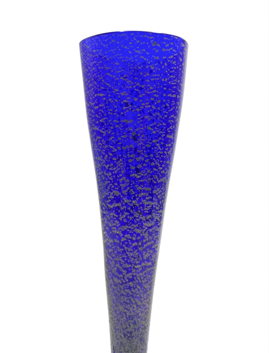 Blue Murano glass collectible glass, made by Carlo Moretti in the 1980s

Ø cm 7 h cm 27

Carlo Nason, nato a Murano nel 1935 da una delle famiglie di vetrai più antiche dell’isola, fu un grande maestro vetraio. Egli cresce frequentando i maestri
