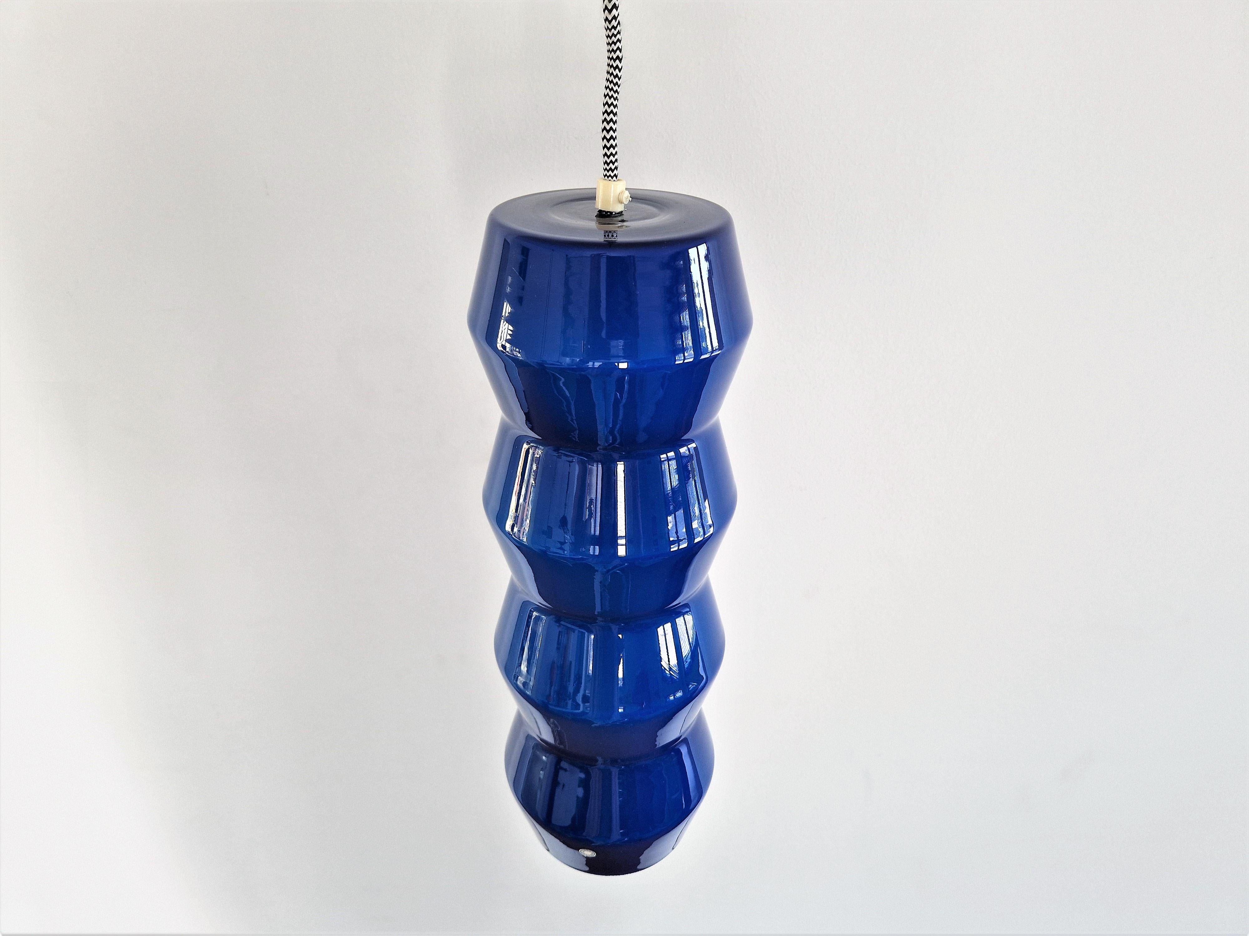 Mid-Century Modern Lampe à suspension en verre de Murano de couleur bleue, Suède, années 1960 en vente