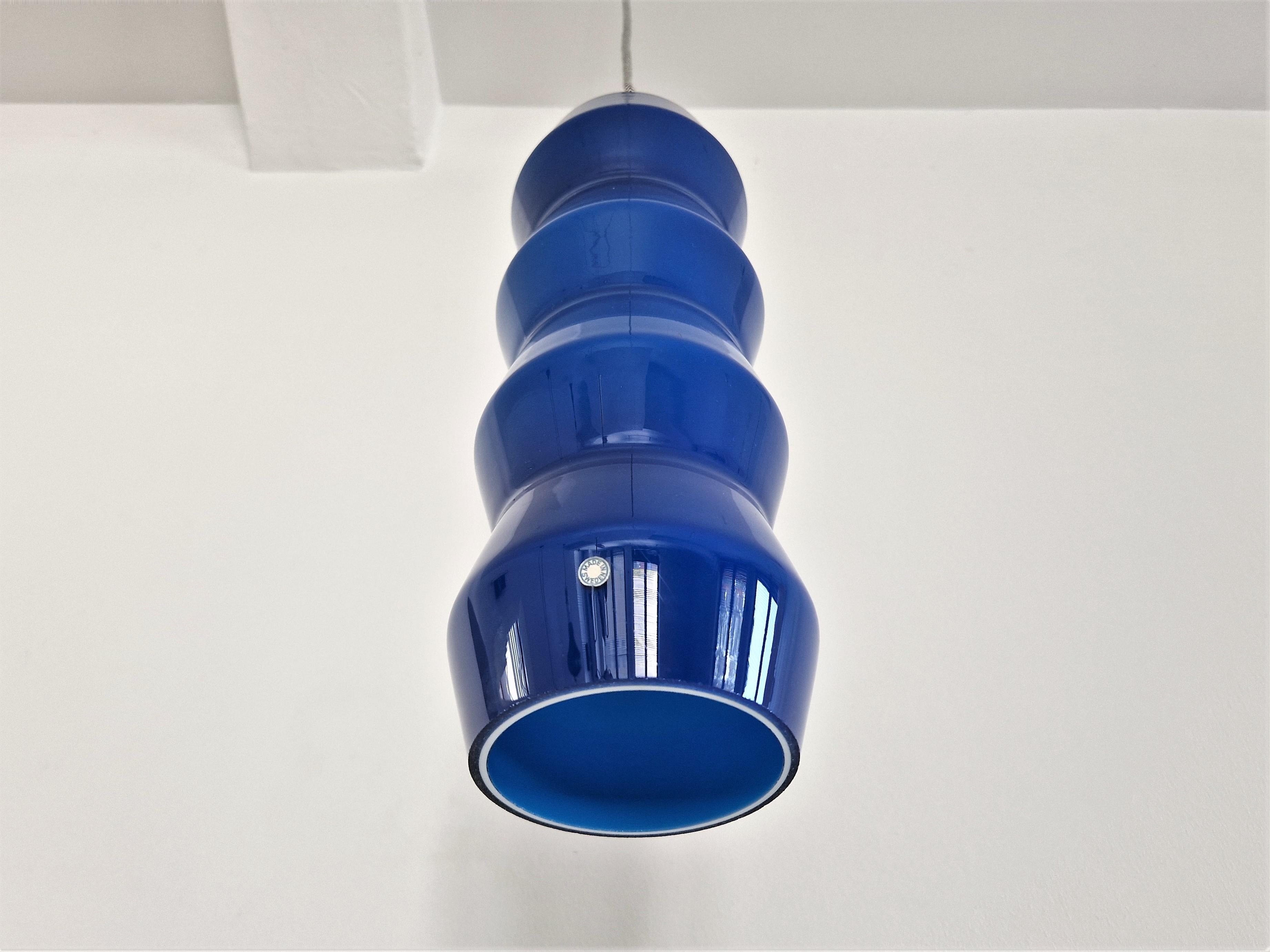 Suédois Lampe à suspension en verre de Murano de couleur bleue, Suède, années 1960 en vente