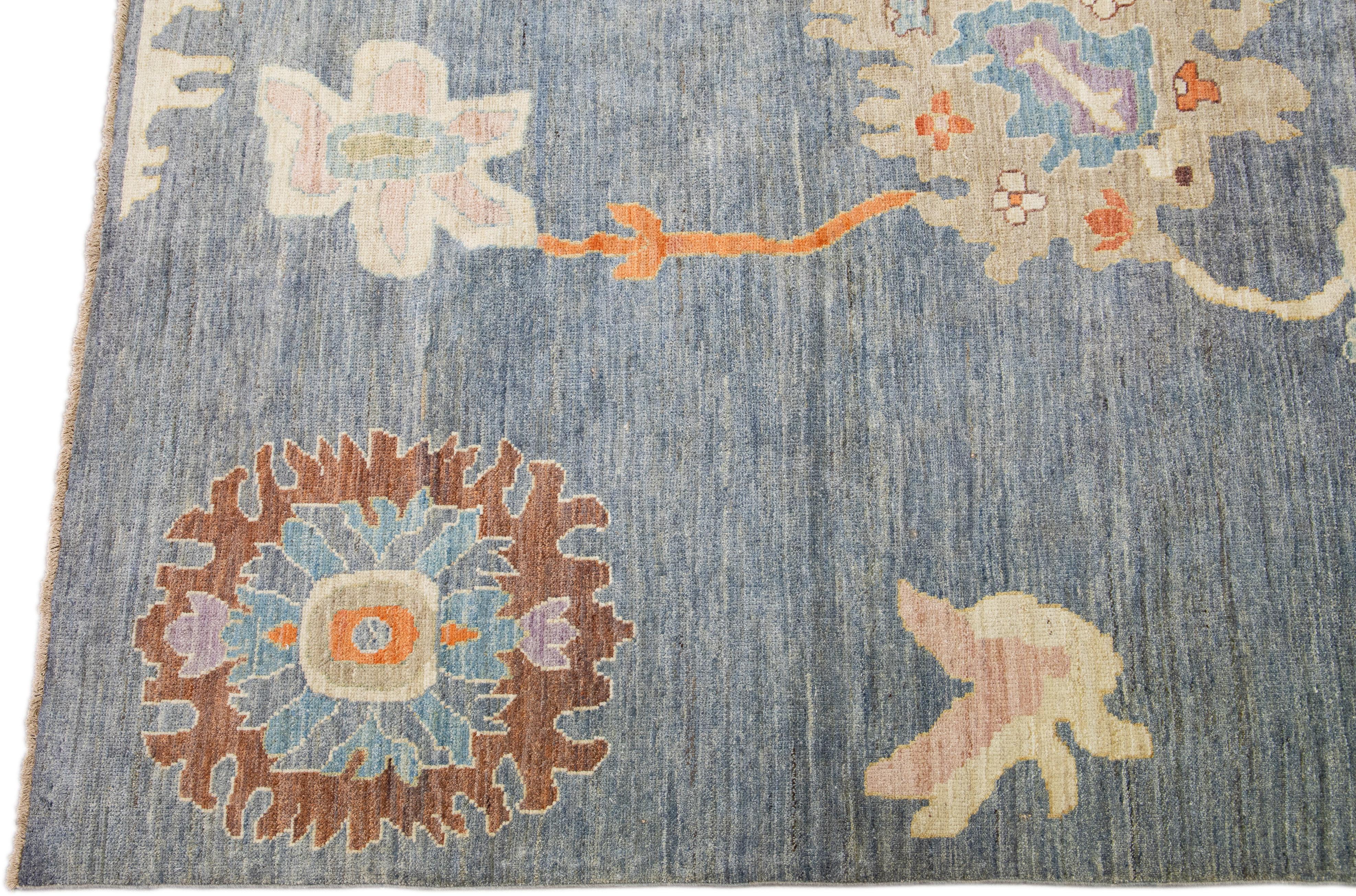 Blauer zeitgenössischer Oushak handgefertigter Wollteppich mit Blumenmuster in Blau im Zustand „Neu“ im Angebot in Norwalk, CT