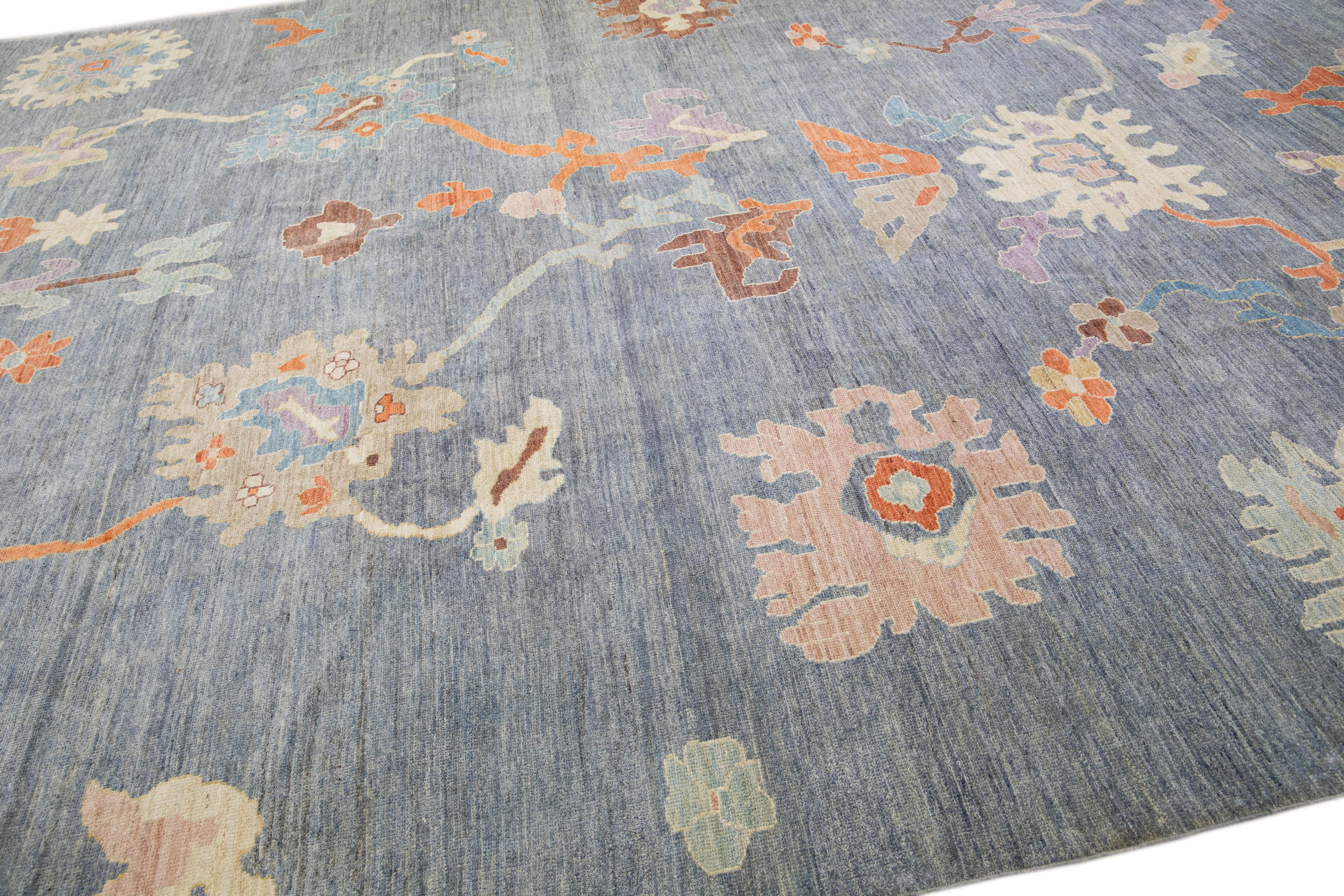 Blauer zeitgenössischer Oushak handgefertigter Wollteppich mit Blumenmuster in Blau (Wolle) im Angebot