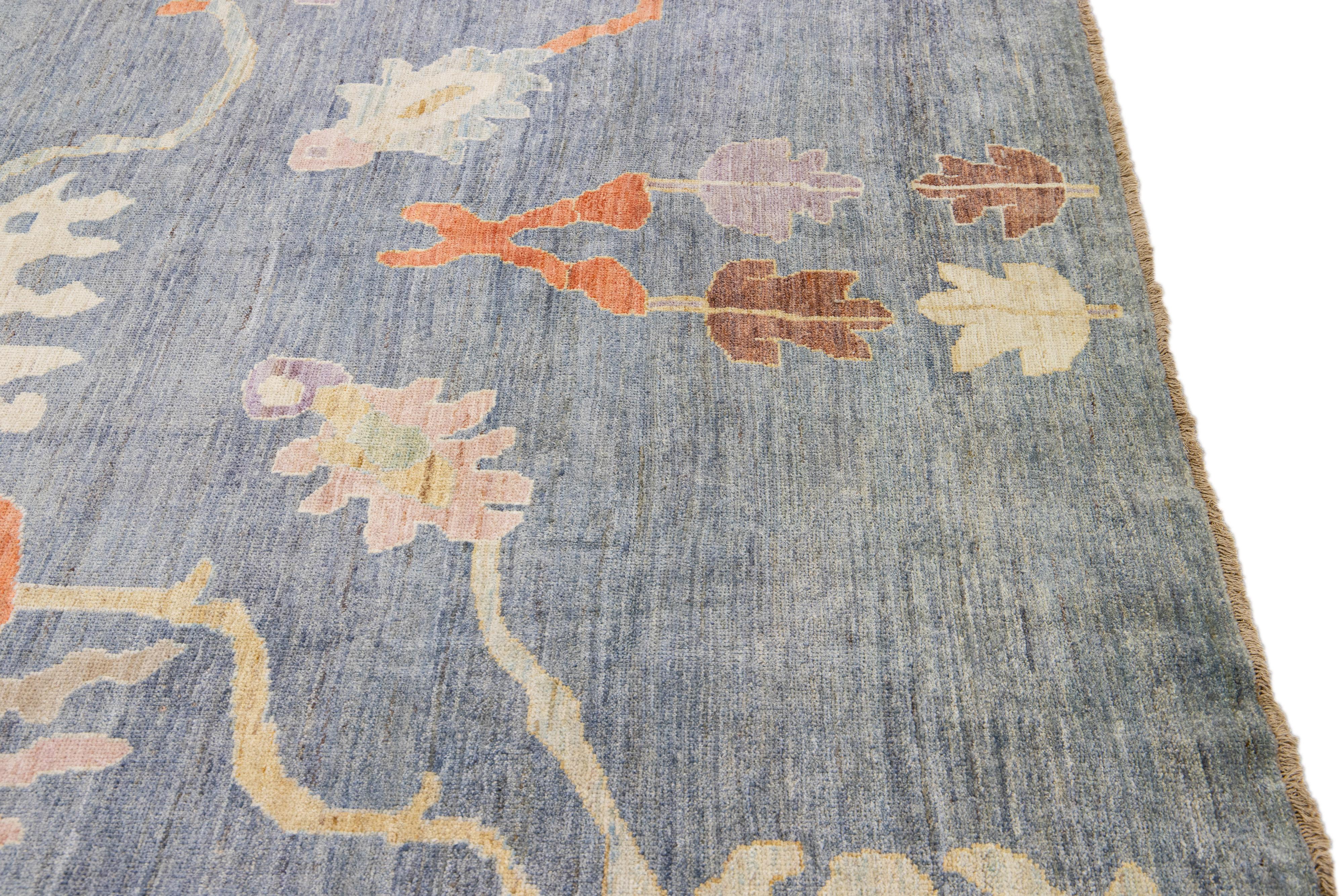 Blauer zeitgenössischer Oushak handgefertigter Wollteppich mit Blumenmuster in Blau im Angebot 2