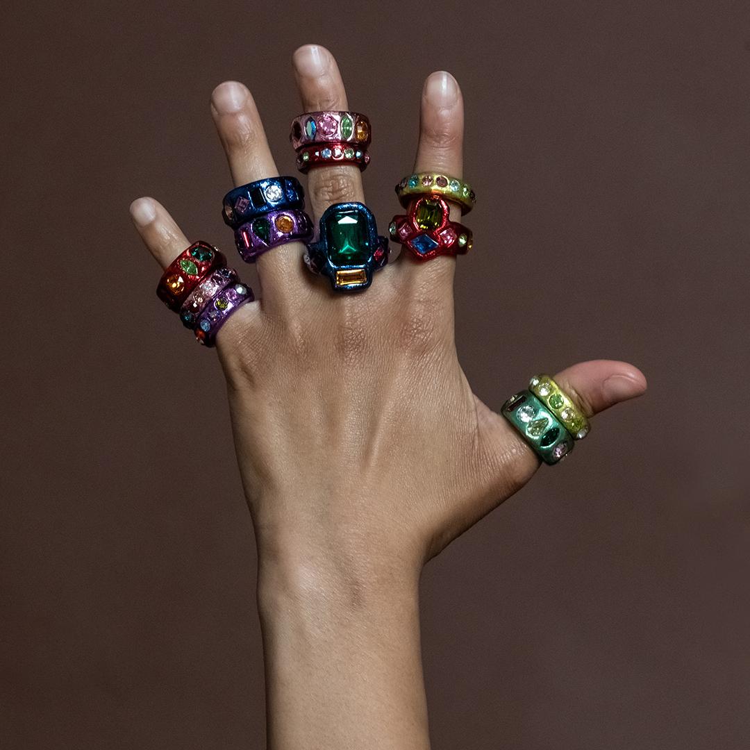 Im Angebot: Blauer zeitgenössischer Statement-Ring – auf Bestellung gefertigt von Claire Webb () 2