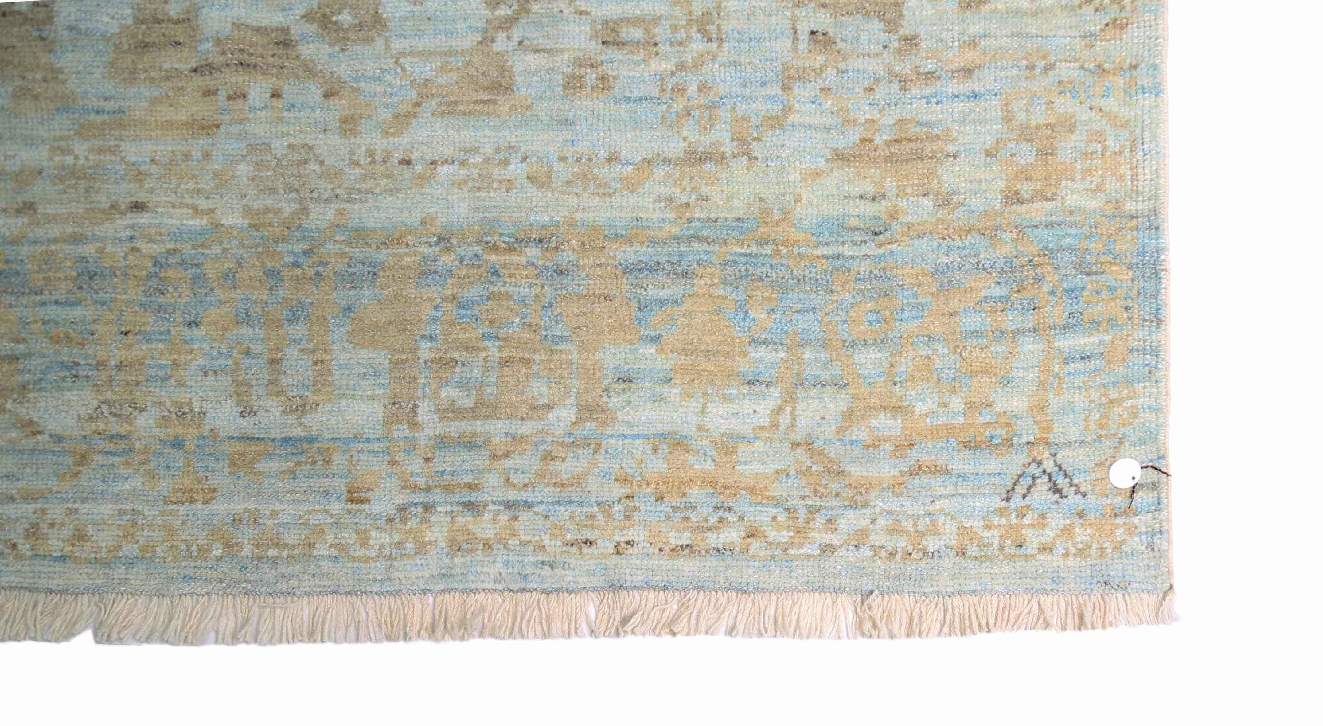 Zeitgenössischer türkischer Oushak-Teppich in Blau mit grauen und beigefarbenen Blumenmuster (Türkisch) im Angebot
