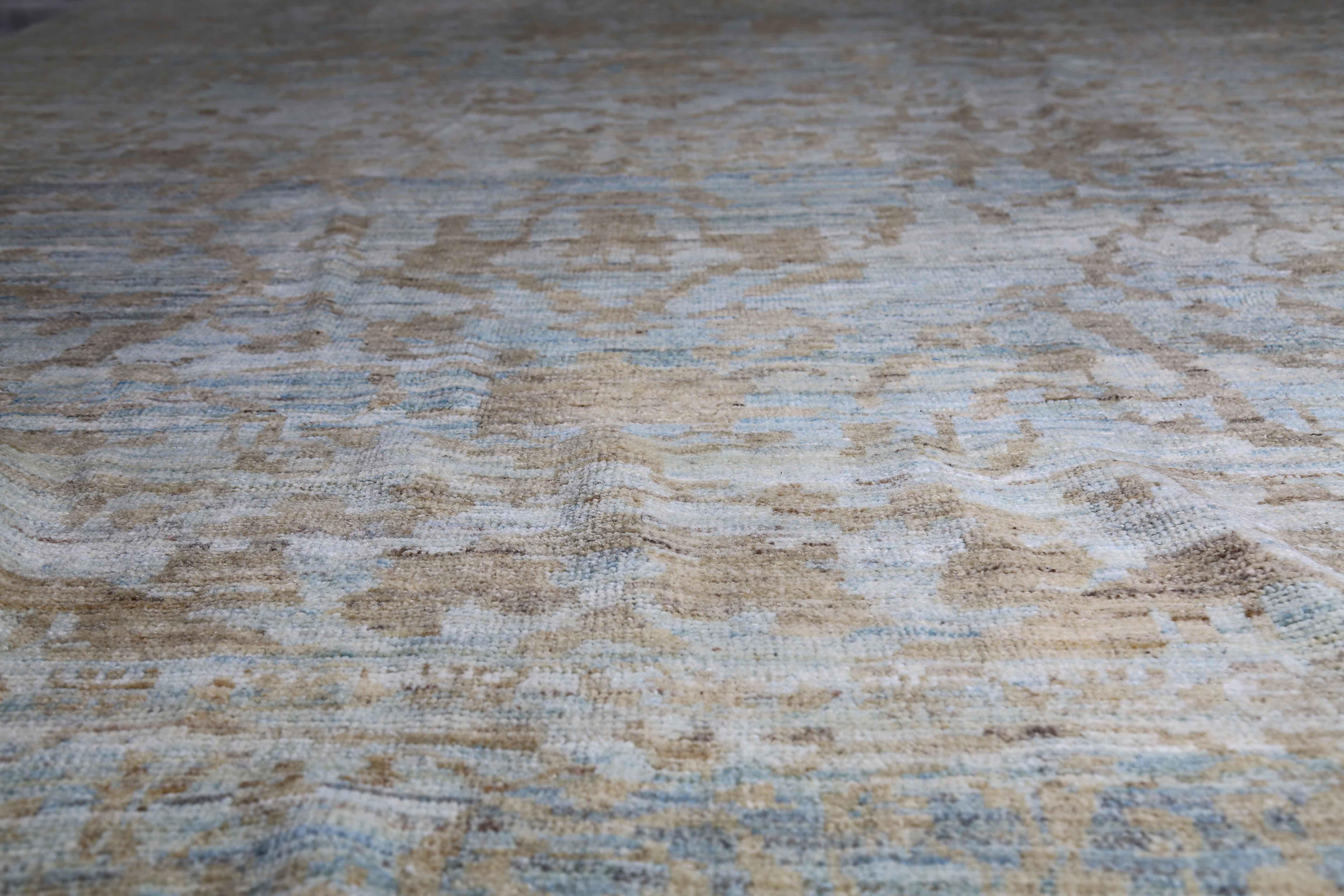Zeitgenössischer türkischer Oushak-Teppich in Blau mit grauen und beigefarbenen Blumenmuster (Handgewebt) im Angebot