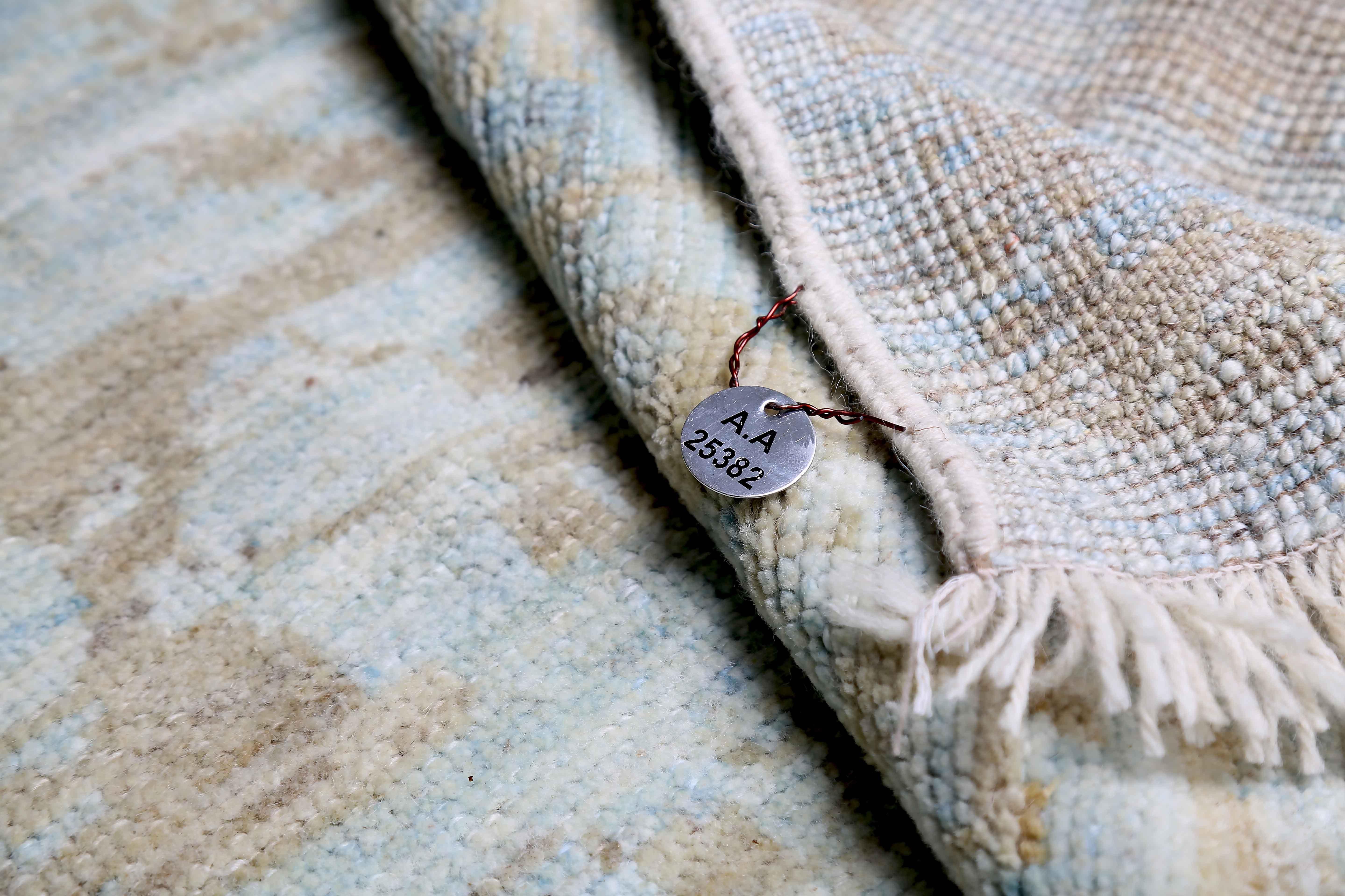 Zeitgenössischer türkischer Oushak-Teppich in Blau mit grauen und beigefarbenen Blumenmuster (21. Jahrhundert und zeitgenössisch) im Angebot