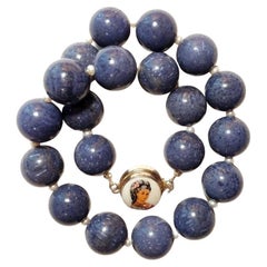 Blaue Korallen- Akori-Halskette mit Vintage-Kamee-Verschluss