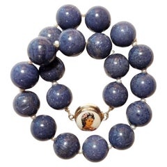 Halskette aus blauer Koralle und Süßwasserperlen mit Kamee-Verschluss aus Vintage-Porzellan