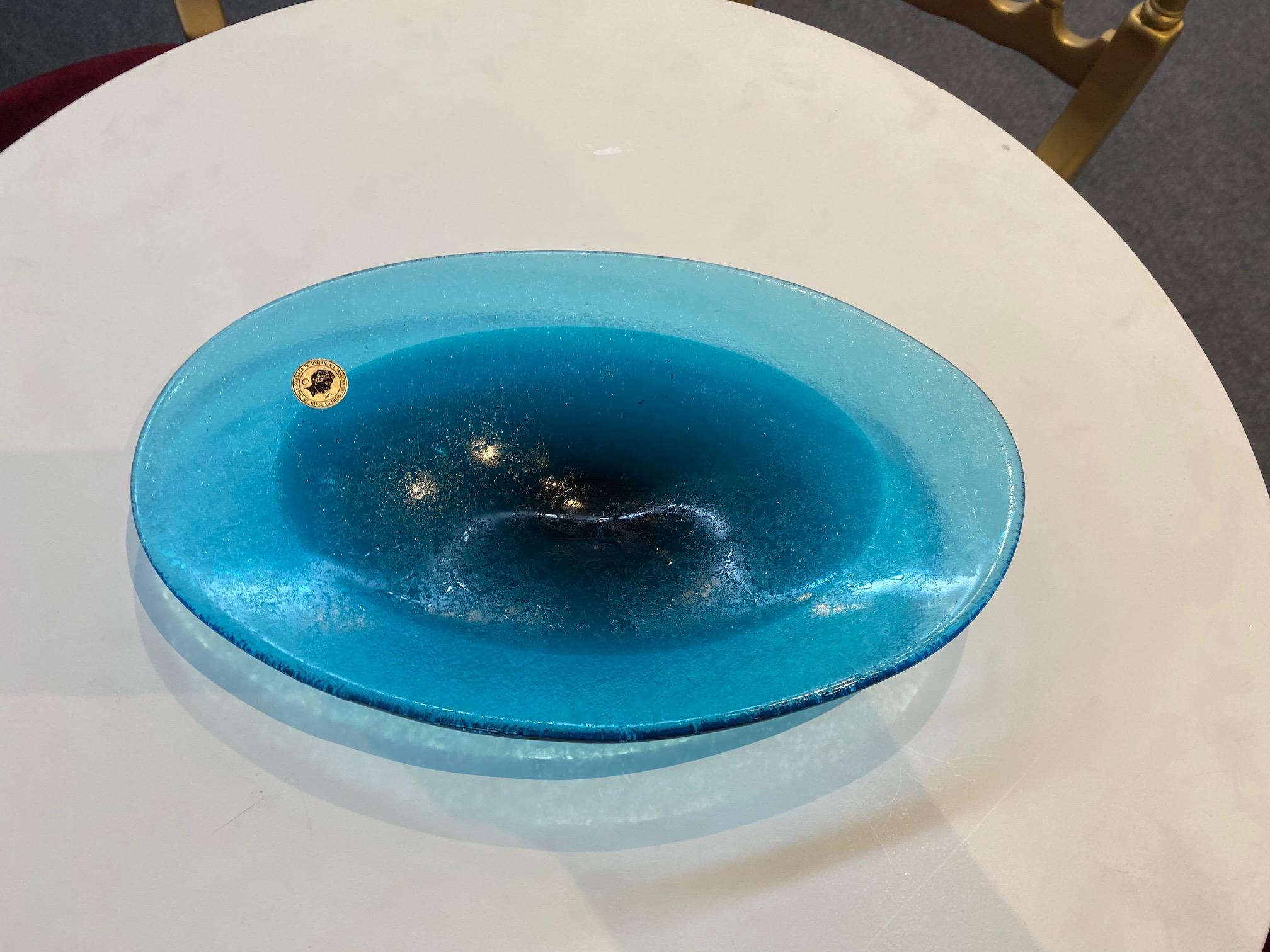 Coupe en verre bleu de Murano portant l'autocollant 