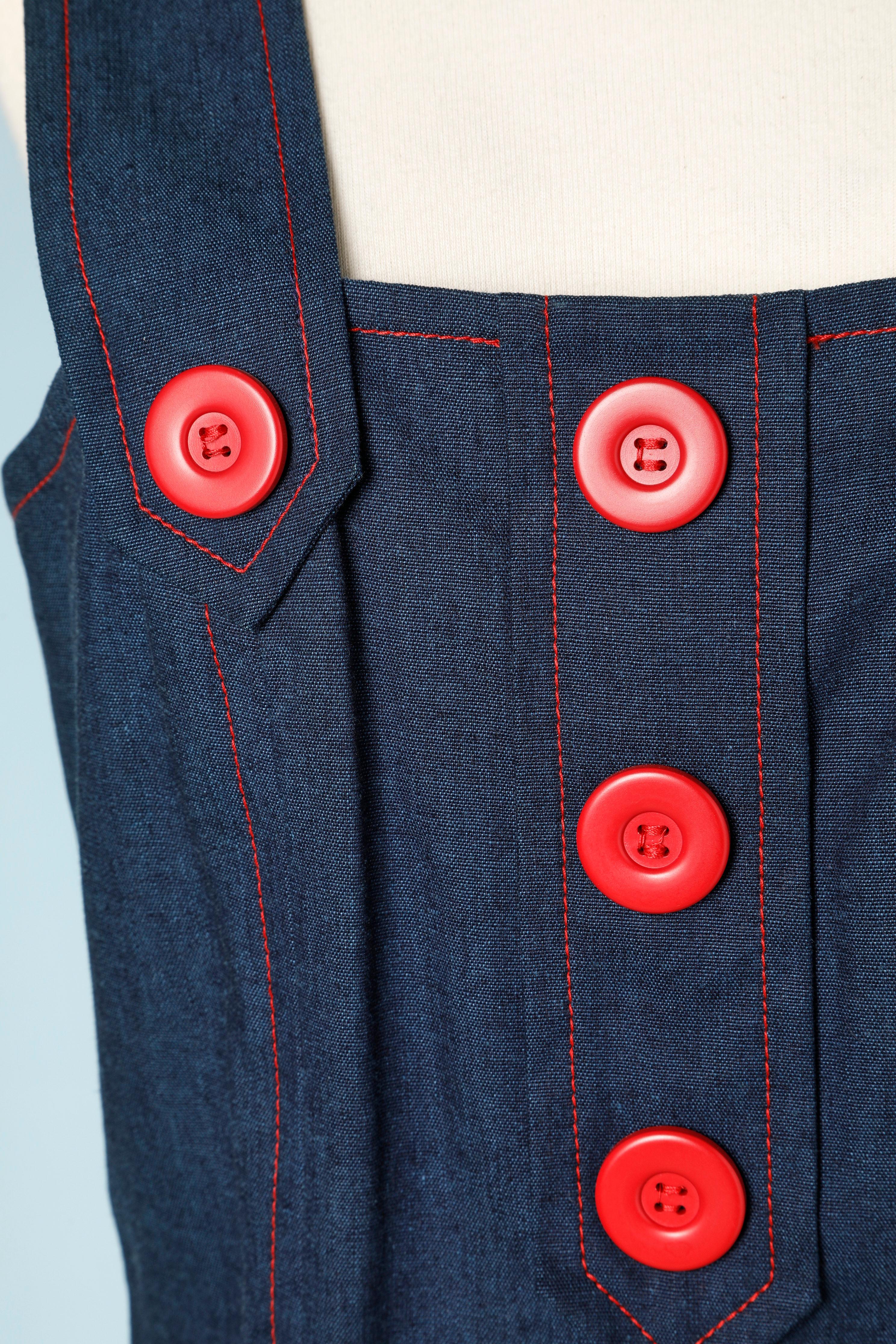 Robe en coton bleu avec boutons décoratifs rouges. 
Surpiqûres rouges. FERMETURE ÉCLAIR AU MILIEU DU DOS. 
NEW WITH TAG. Pas de doublure.
TAILLE : 38 ( fR) 8 (uS) 
