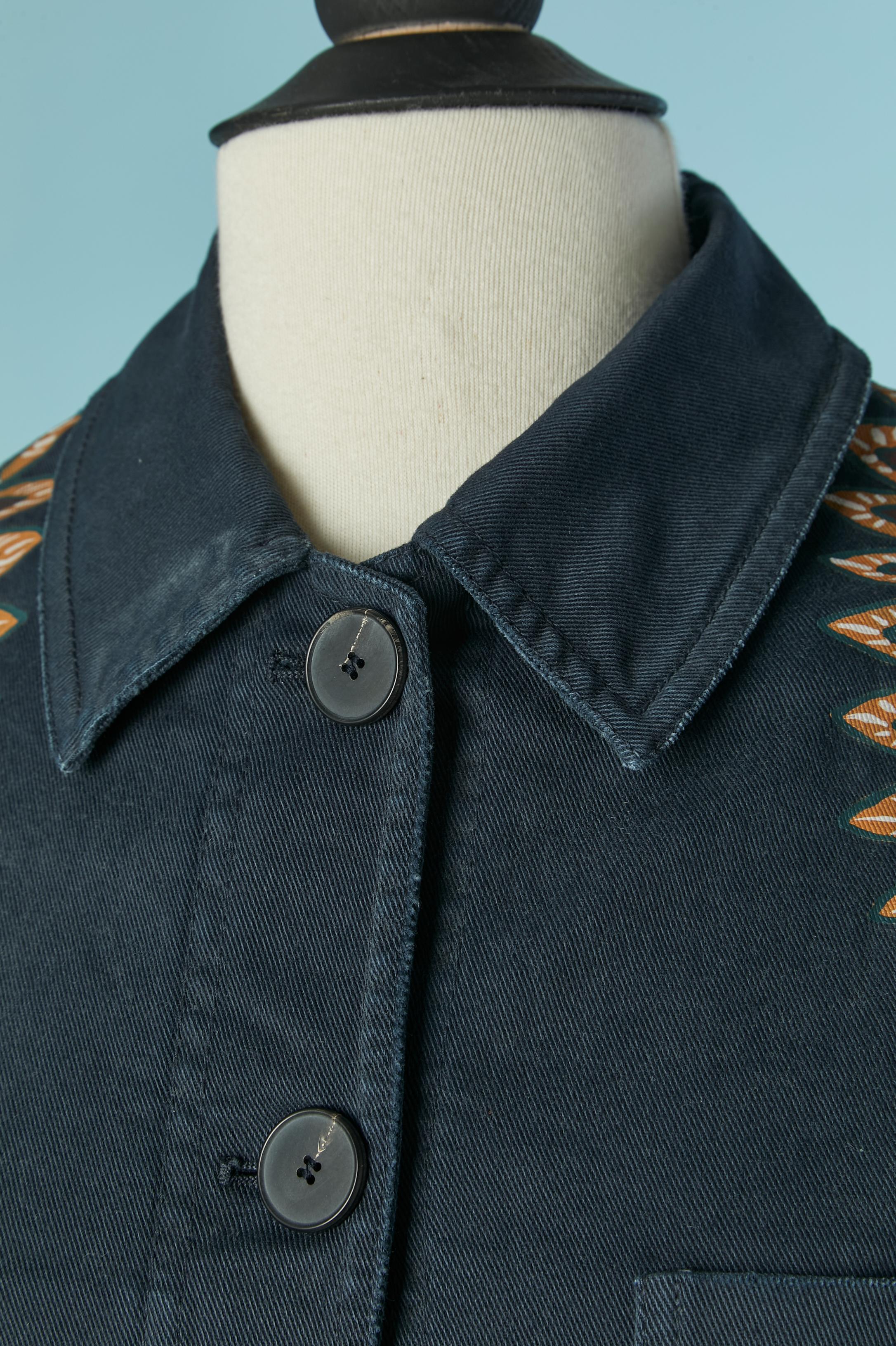 Chaqueta azul de algodón de un solo pecho con sobrepelliz. Cierre de botón y ojal en la parte delantera y en los puños.  3 bolsillos en la parte delantera y un bolsillo interior. 
TALLA L 