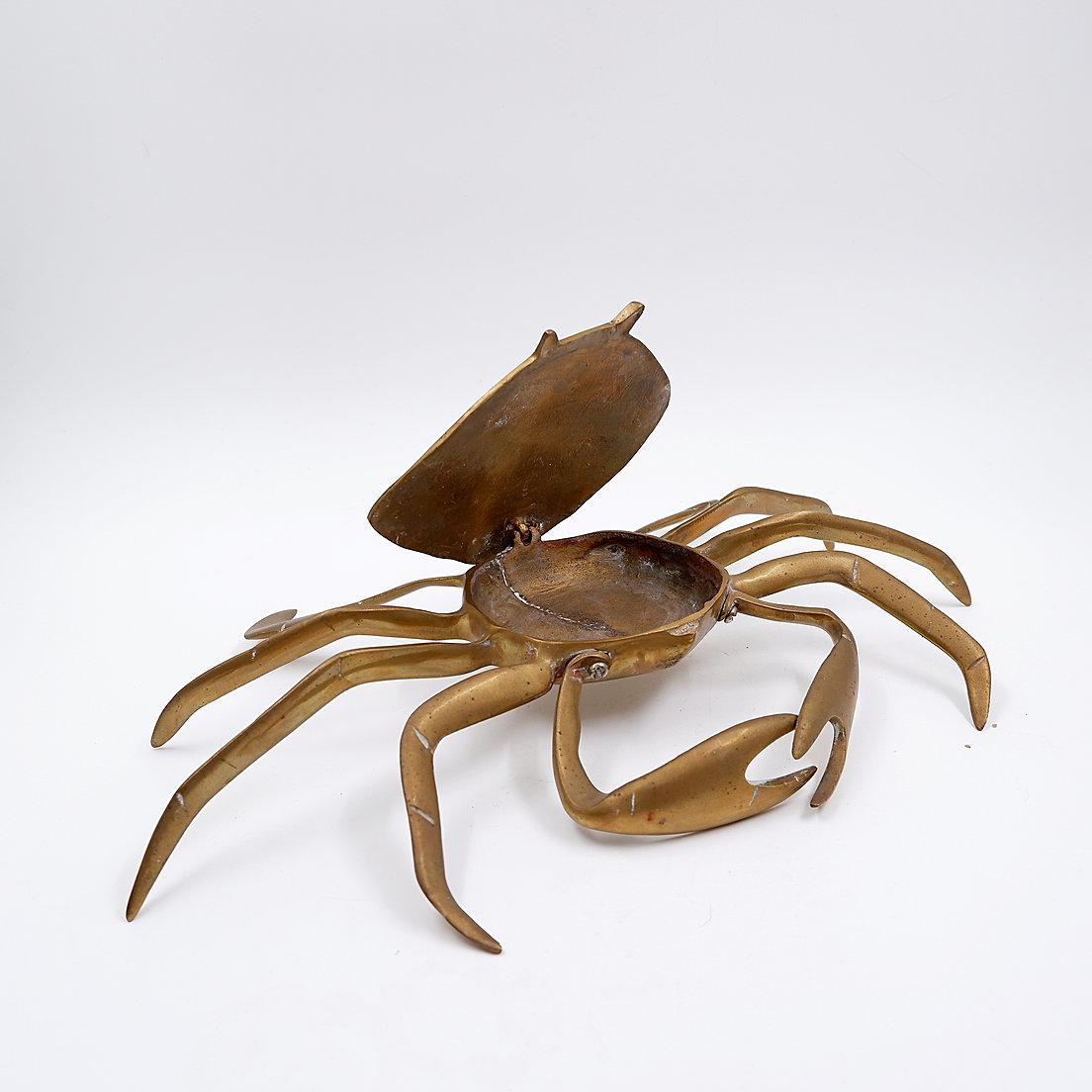 Boîte à bibelots en laiton en forme de crabe bleu, années 1960
Vintage - Décoration - Home Decor
Dimensions : 39x24.5cm H:5.5cm 
MATERIAL : laiton
Boîte à bibelots en forme de crabe bleu des années 1960, reconnaissable à ses pattes arrière en forme