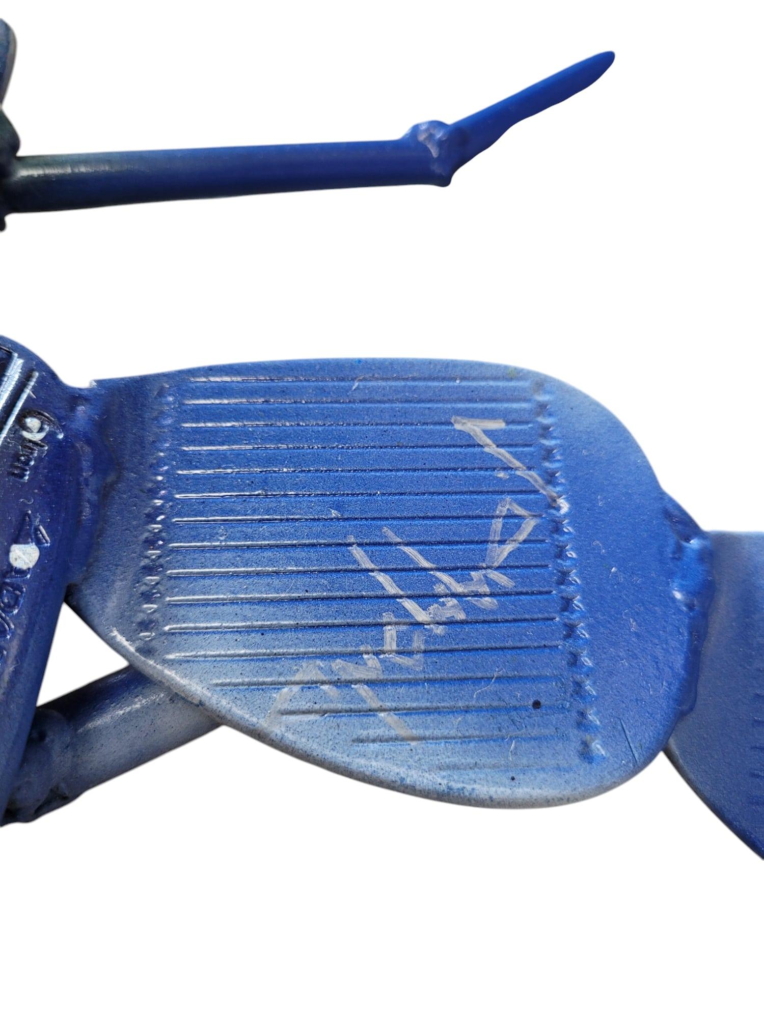 Blue Crab Sculpture made from Vintage Golf Clubs For Sale 10