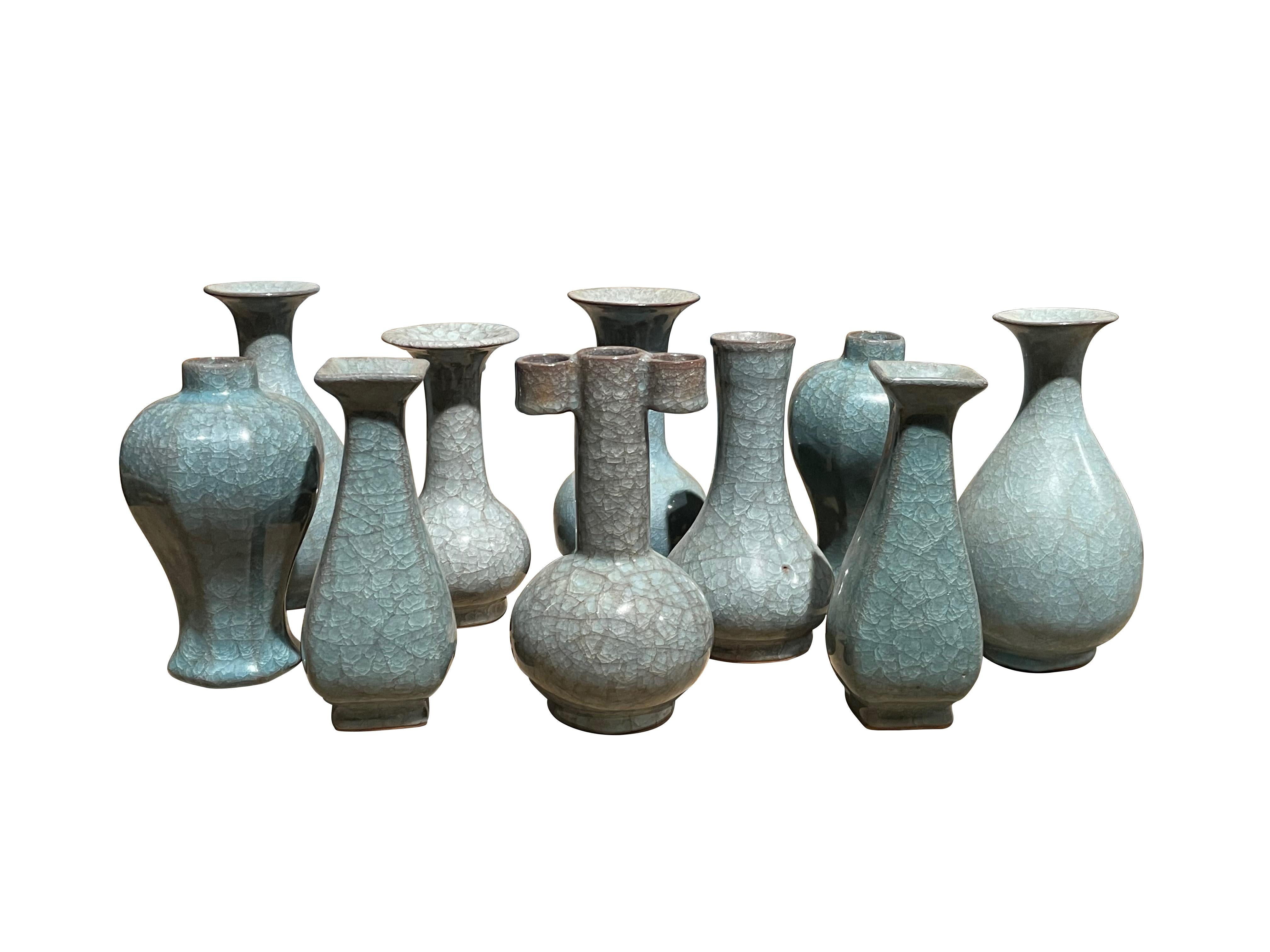 XXIe siècle et contemporain Vase à col tubulaire allongé en céramique, glaçure craquelée bleue, Chine, Contemporary en vente