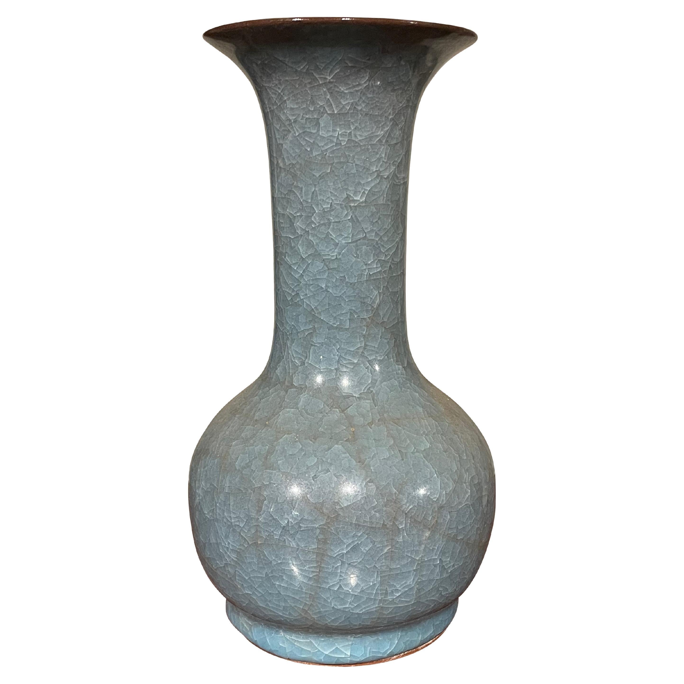 Vase à col tubulaire allongé en céramique, glaçure craquelée bleue, Chine, Contemporary