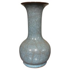 Vase à col tubulaire allongé en céramique, glaçure craquelée bleue, Chine, Contemporary