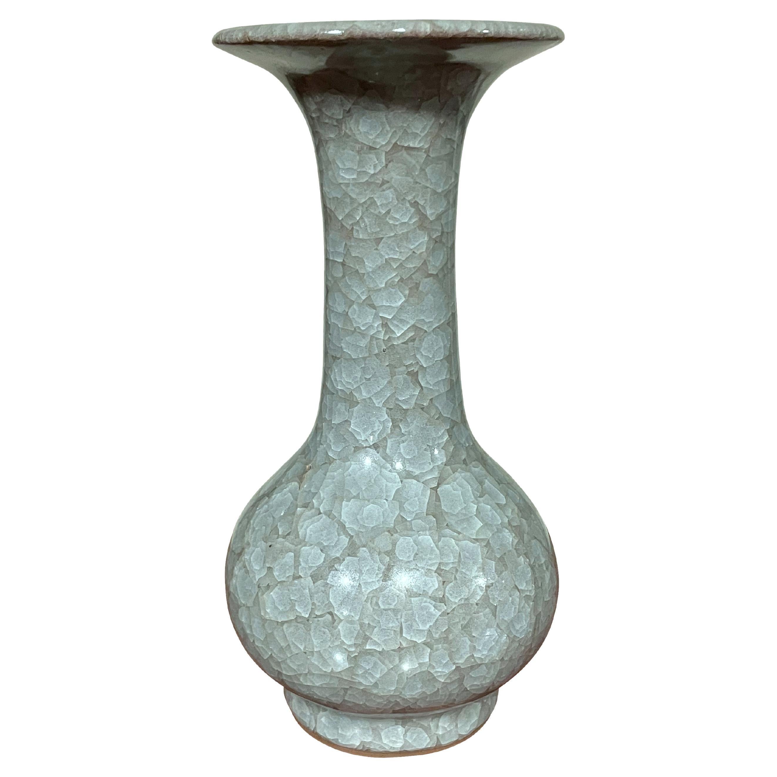 Vase à long col tubulaire en céramique à glaçure craquelée bleue, Chine, Contemporain en vente