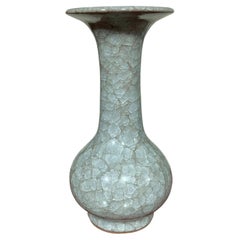 Vase à long col tubulaire en céramique à glaçure craquelée bleue, Chine, Contemporain