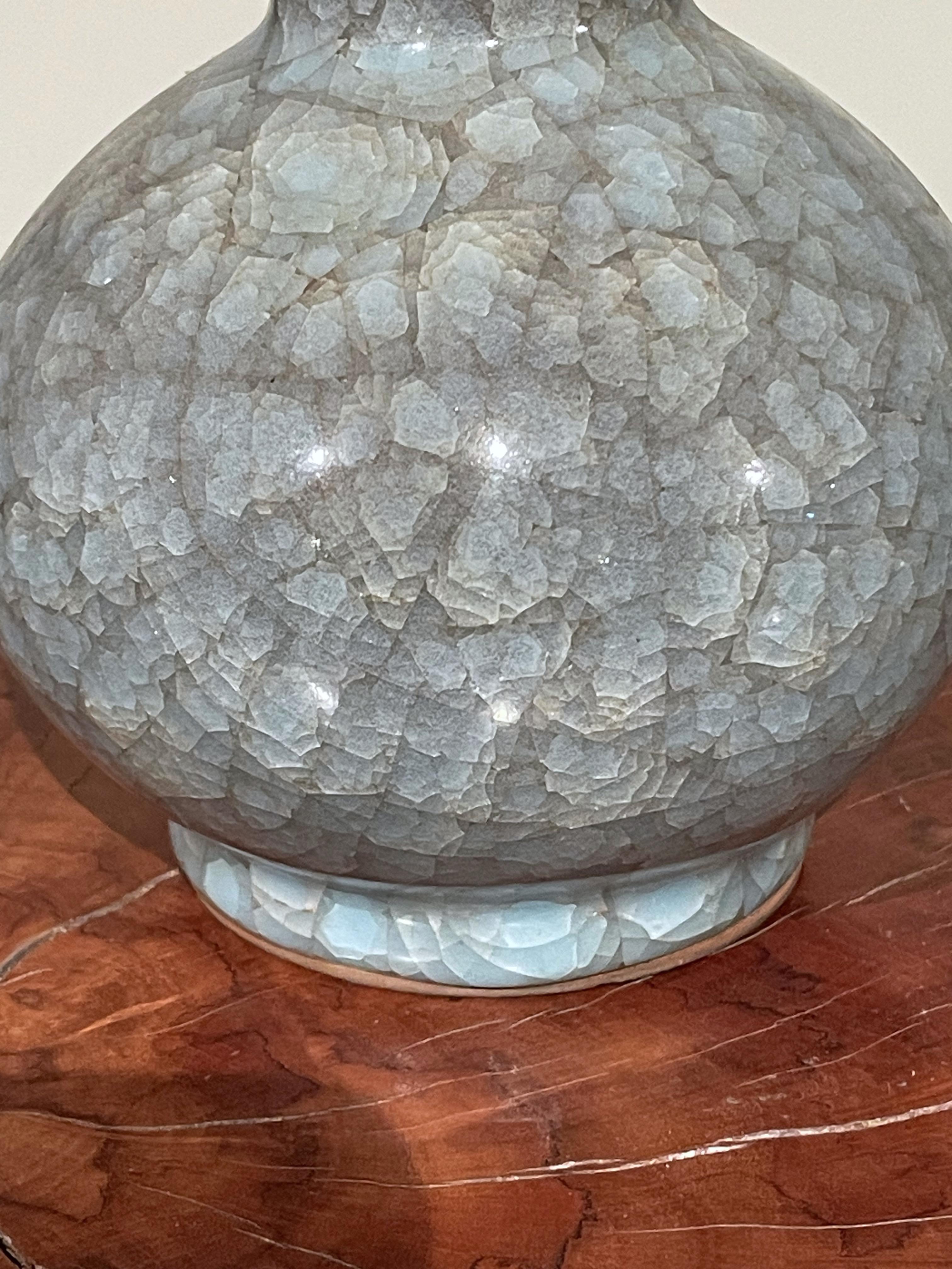 Chinois Vase en céramique en forme de T à ouverture, glaçure craquelée bleue, Chine, Contemporain en vente