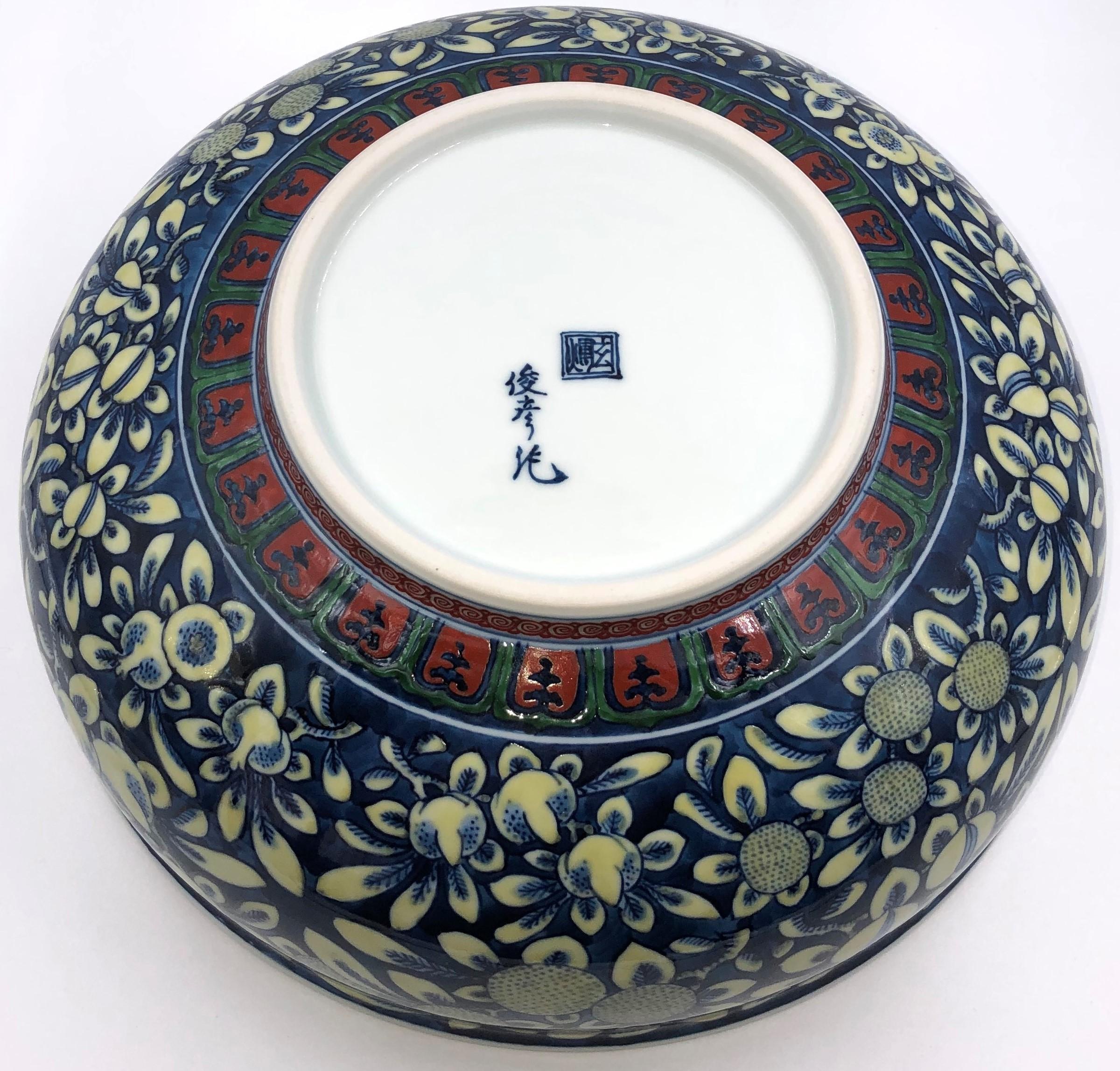 Zeitgenössische Porzellanschale in Blau-Creme von einem japanischen Meisterkünstler (Handbemalt) im Angebot