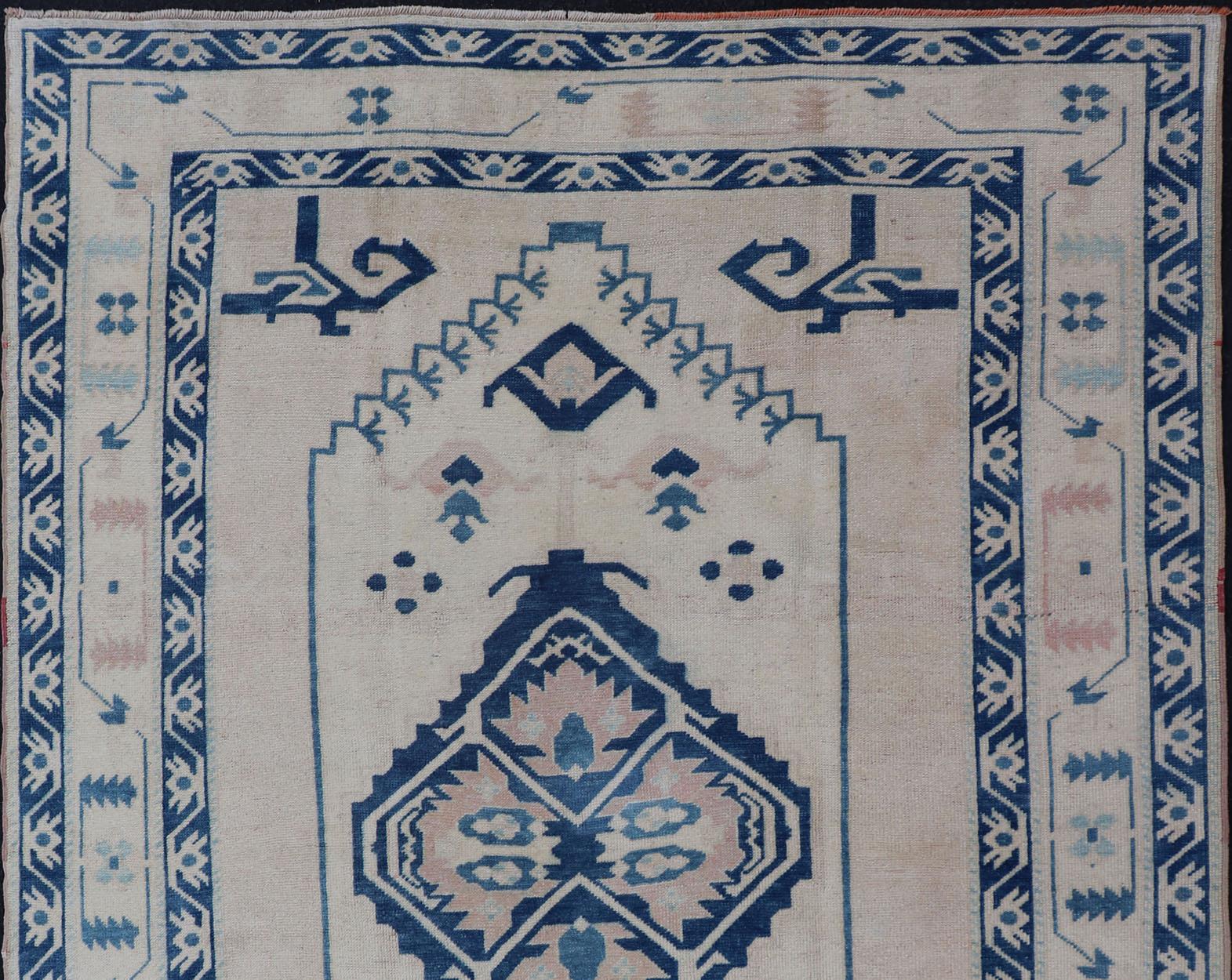 Vintage Oushak carpet with medallion design, rug EN-178035, country of origin / type: Turkey / Oushak, circa 1950

This vintage Oushak carpet from mid-20th century Turkey features a tribal medallion design rendered in tones of blue and green, set