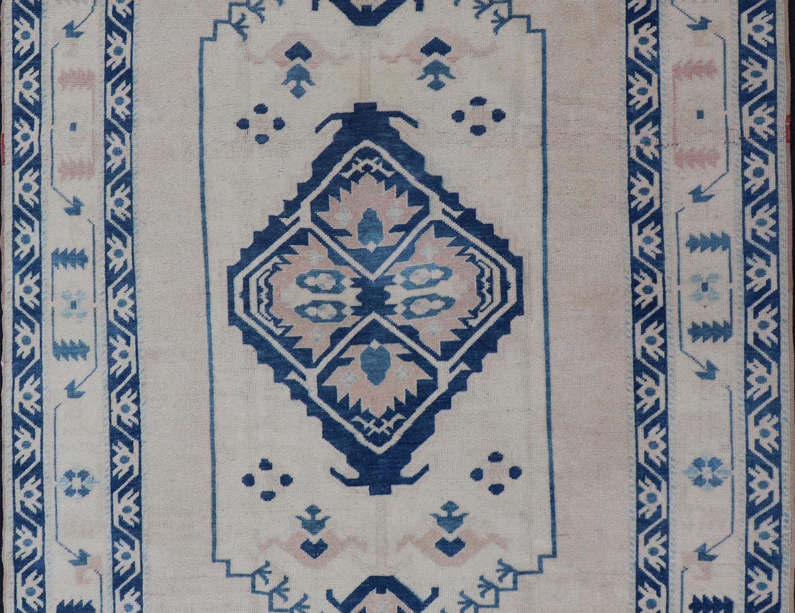 Turc Tapis d'Oushak vintage bleu, crème et vert avec médaillon géométrique et motif tribal en vente
