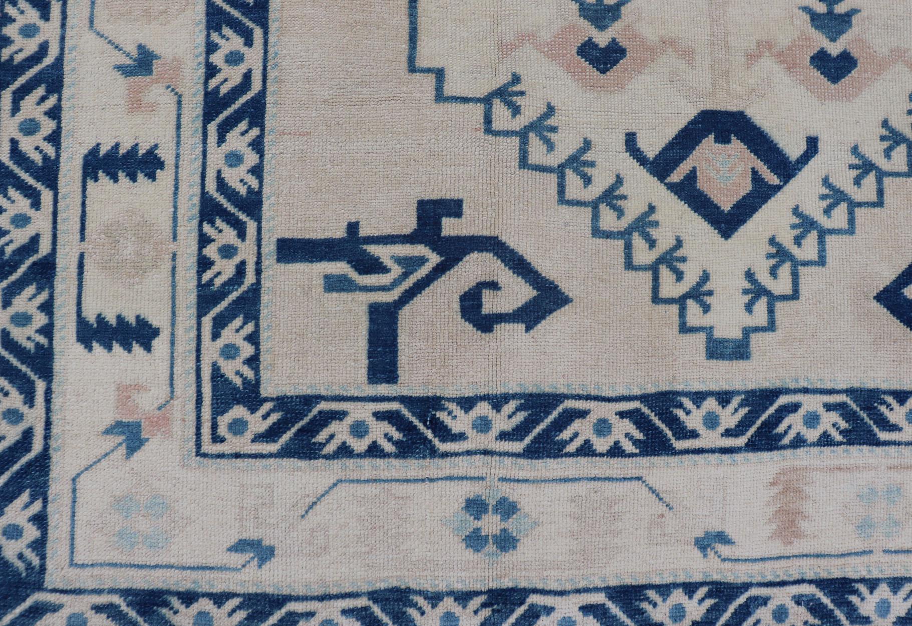 Tapis d'Oushak vintage bleu, crème et vert avec médaillon géométrique et motif tribal Excellent état - En vente à Atlanta, GA