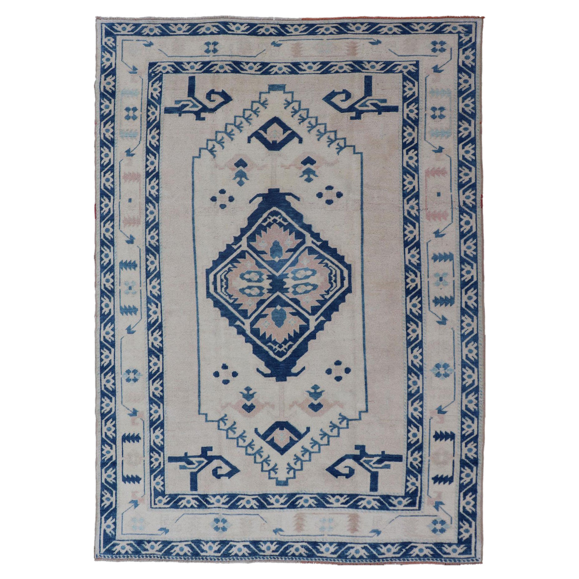 Tapis d'Oushak vintage bleu, crème et vert avec médaillon géométrique et motif tribal