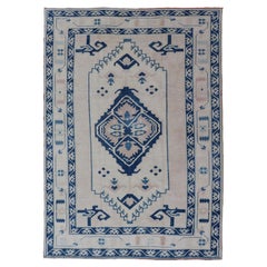 Tapis d'Oushak vintage bleu, crème et vert avec médaillon géométrique et motif tribal