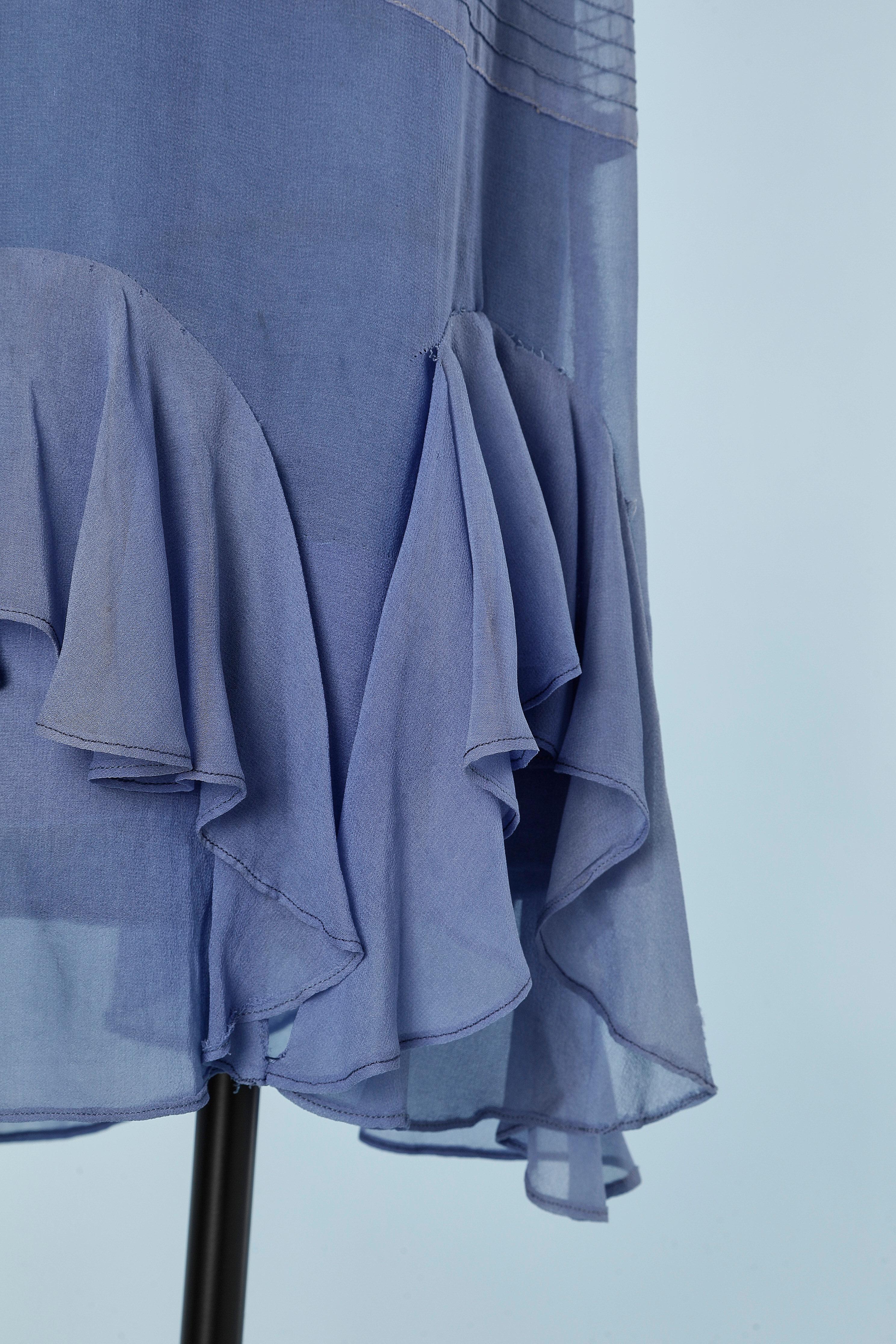 Blaues gestricktes Kleid aus blauem Krepp mit Häkelkragen, Schleife und Rüschen Circa 1925er Jahre  im Zustand „Gut“ im Angebot in Saint-Ouen-Sur-Seine, FR