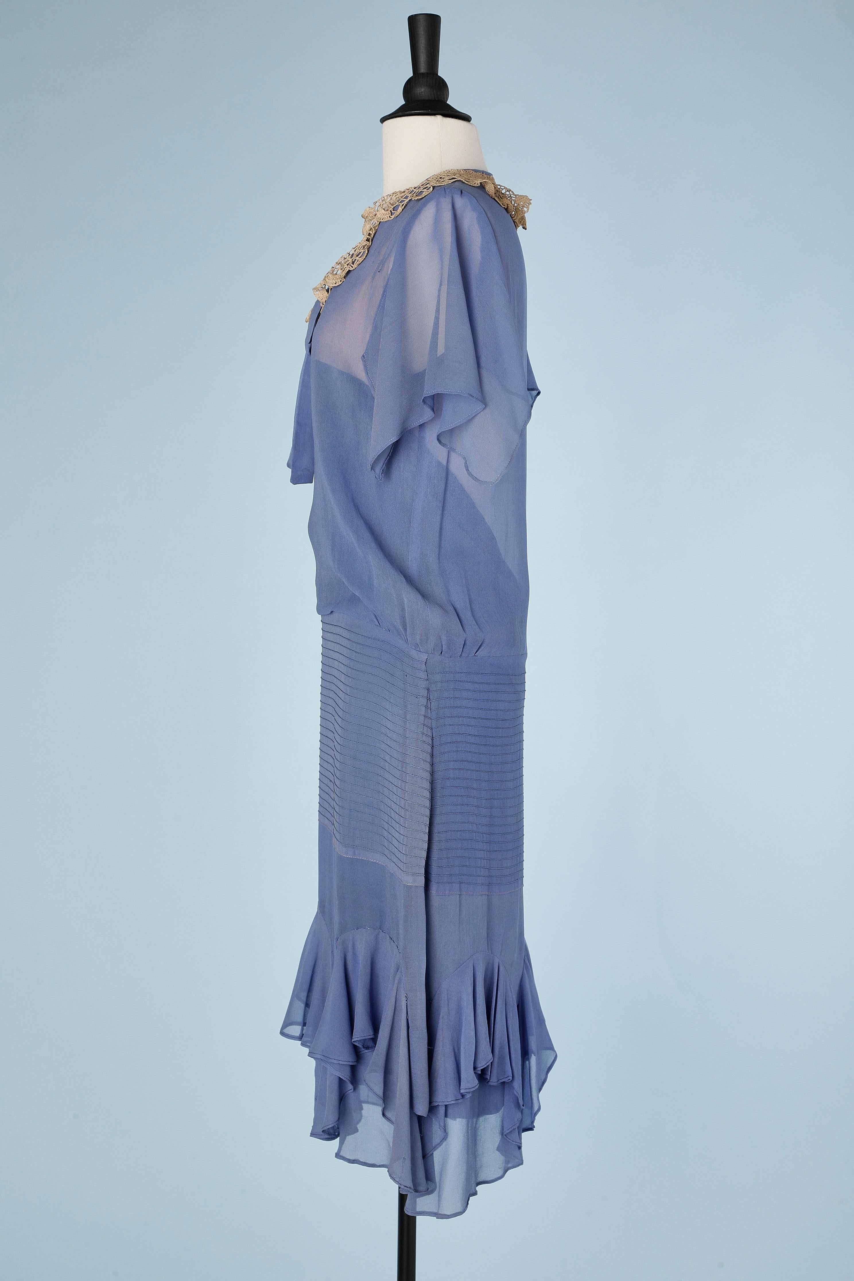 Blue crêpe top-stitched dress with crochet collar, bow and ruffles Circa 1925's  In Good Condition For Sale In Saint-Ouen-Sur-Seine, FR