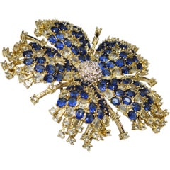 Broche Floral de Cristal Azul en Oro Amarillo con Centro de Pave