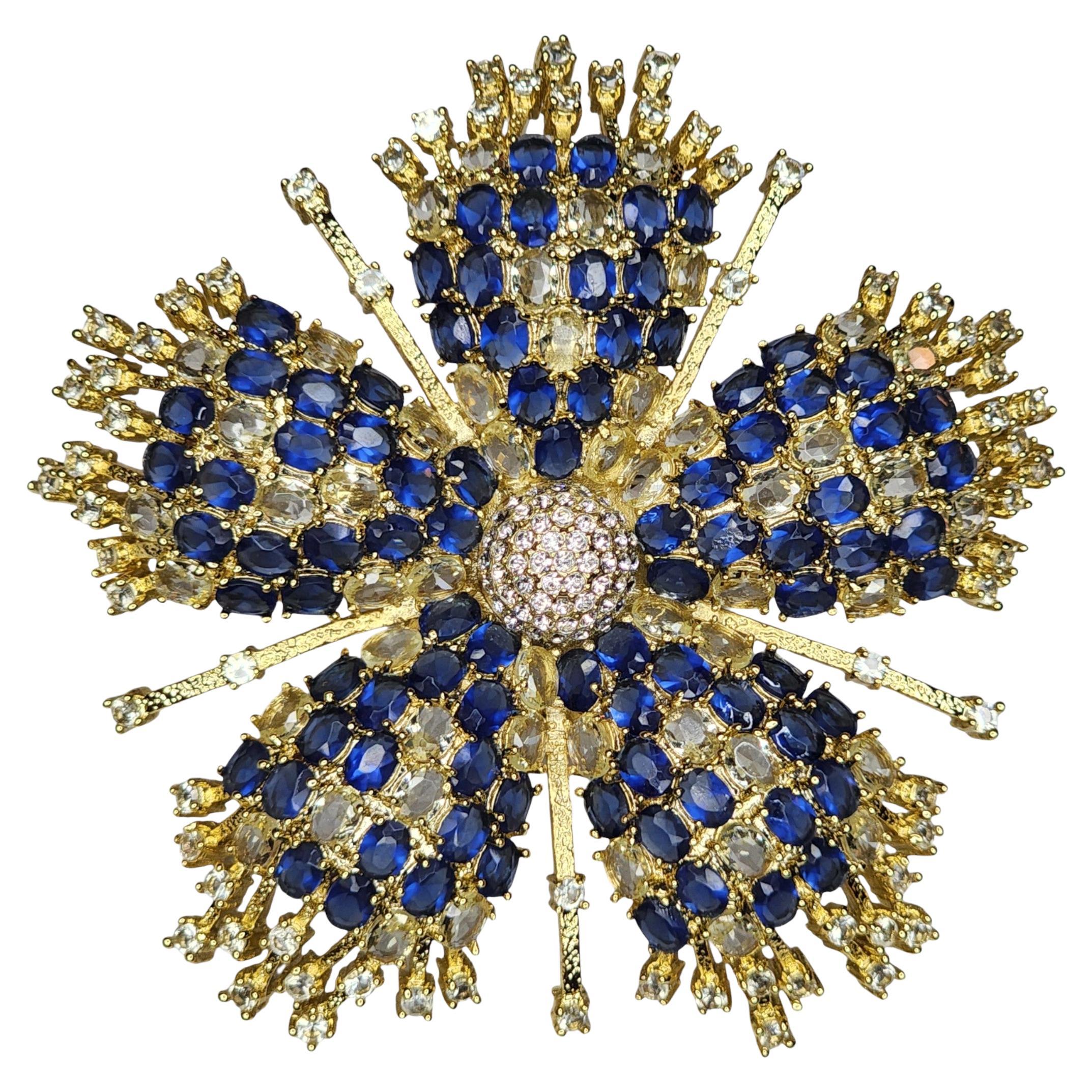 Broche Floral de Cristal Azul en Oro Amarillo con Centro de Pave