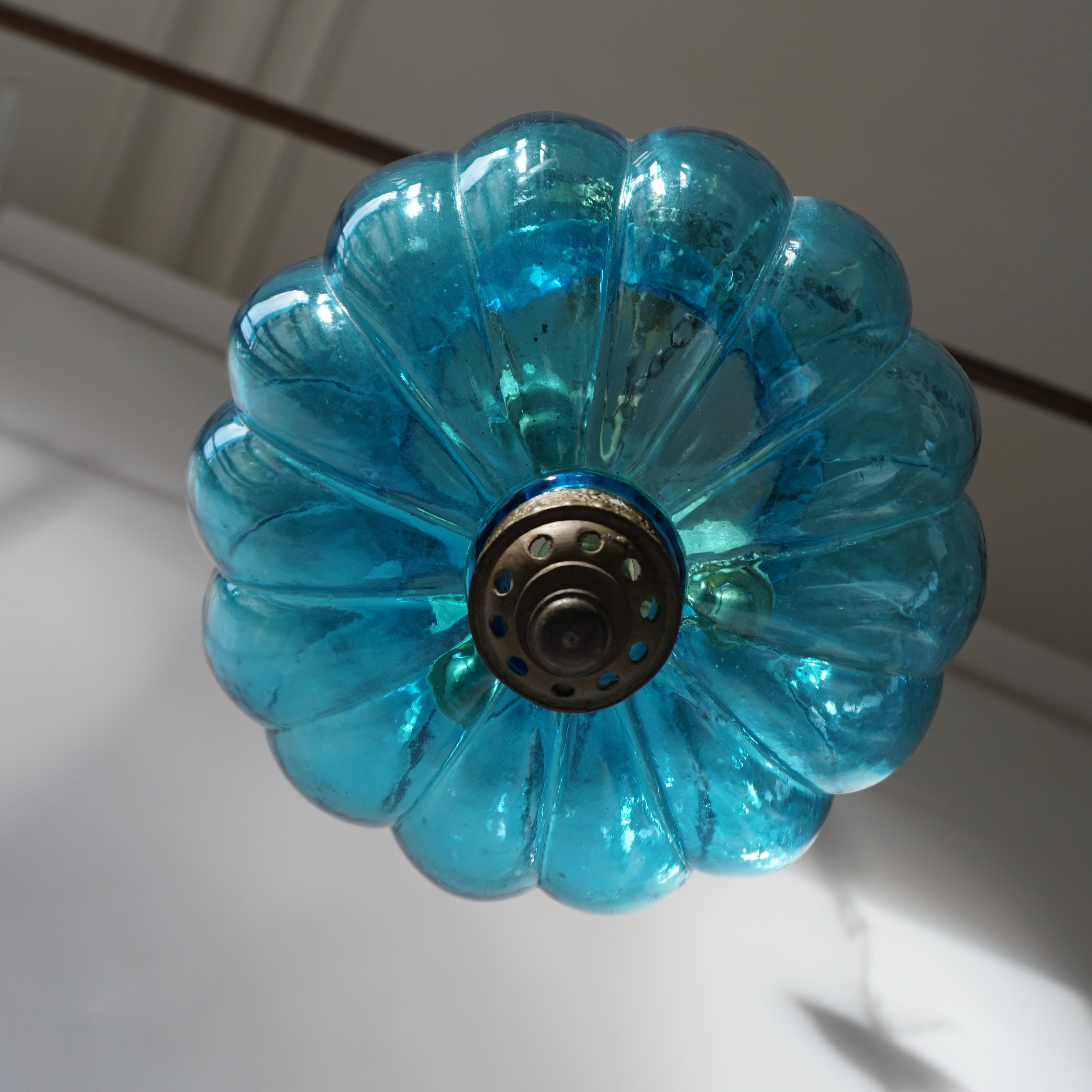 Pendente in cristallo blu creato da De Grelle Val St. Lambert nel 1950 in Belgio.
Misure: Diametro 23 cm.
Altezza totale, compresa la catena e il baldacchino, 100 cm.