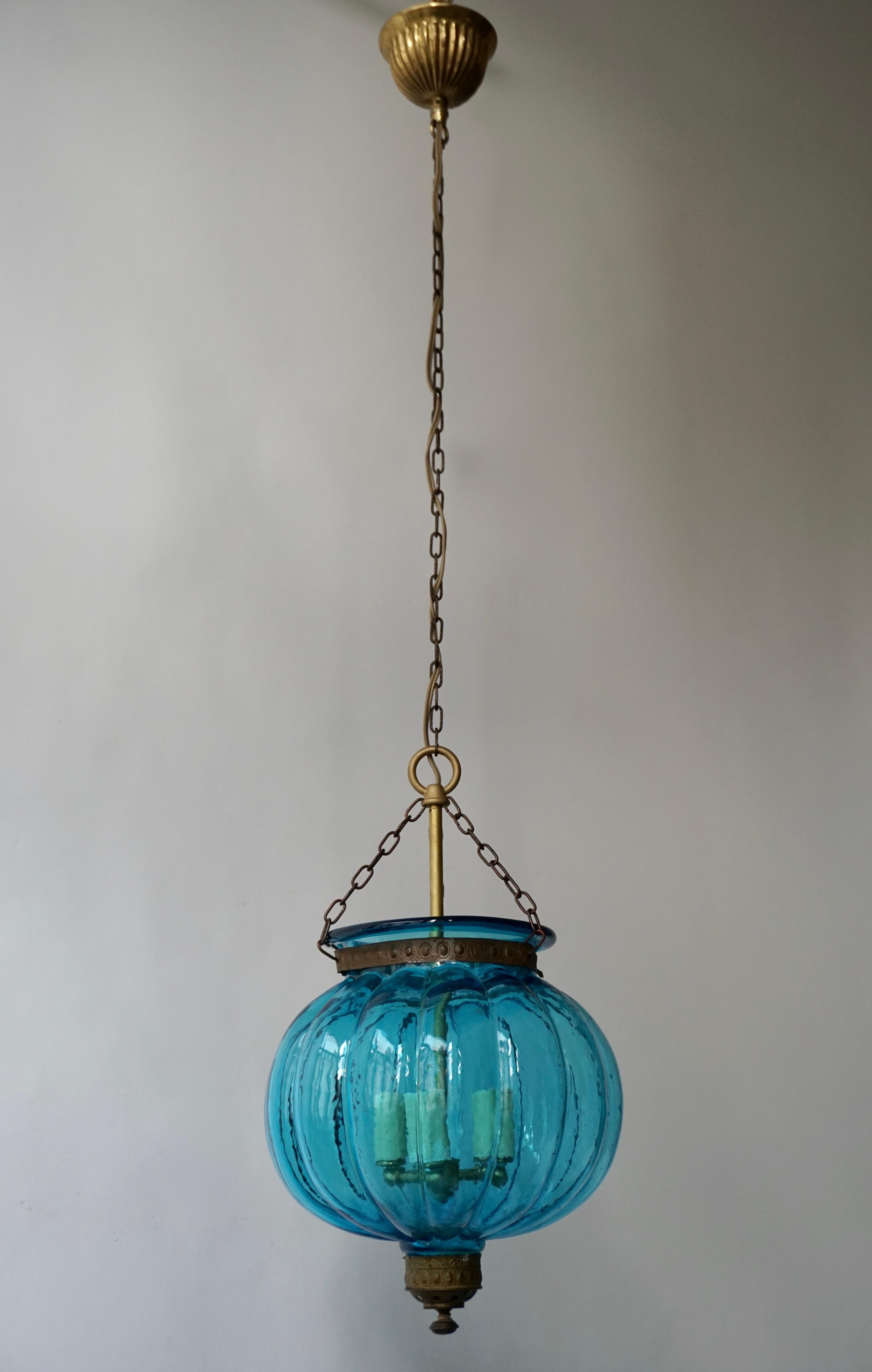 Hollywood Regency Lampe à suspension en cristal bleu de Val St. Lambert en vente