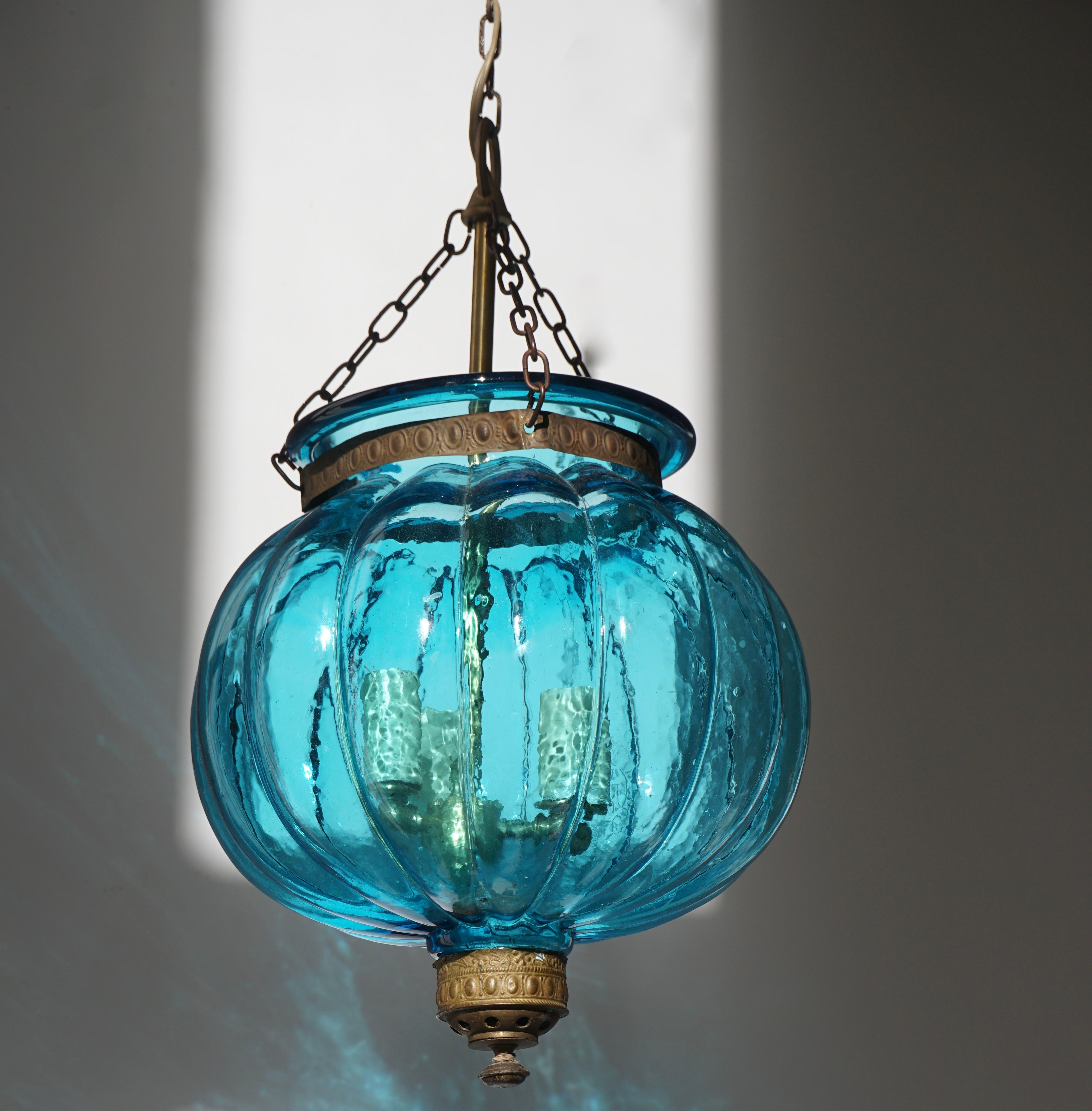 Laiton Lampe à suspension en cristal bleu de Val St. Lambert en vente