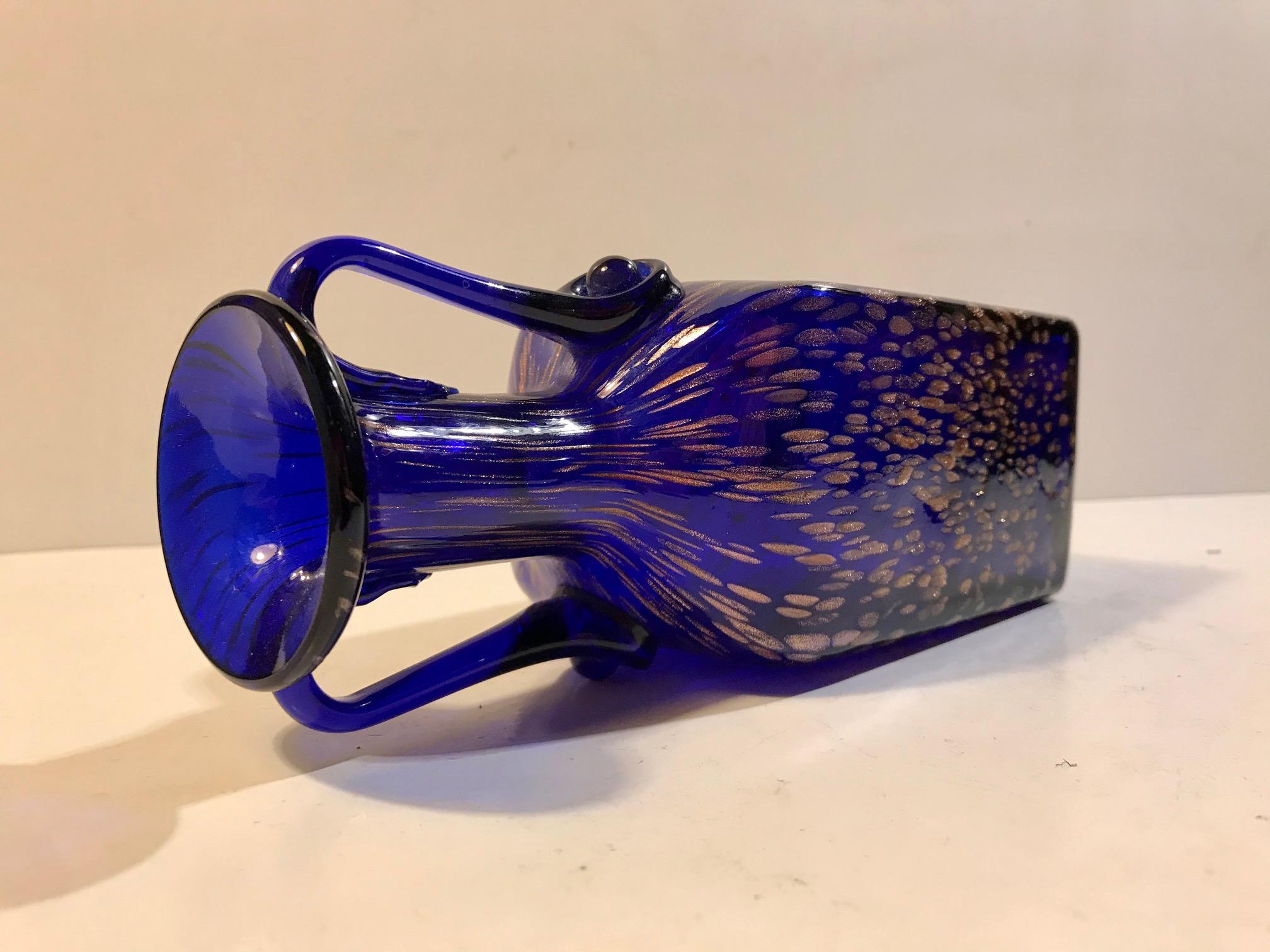 Mid-Century moderno Vaso di cristallo blu con puntini d'oro rosa di Joska, anni '70 in vendita