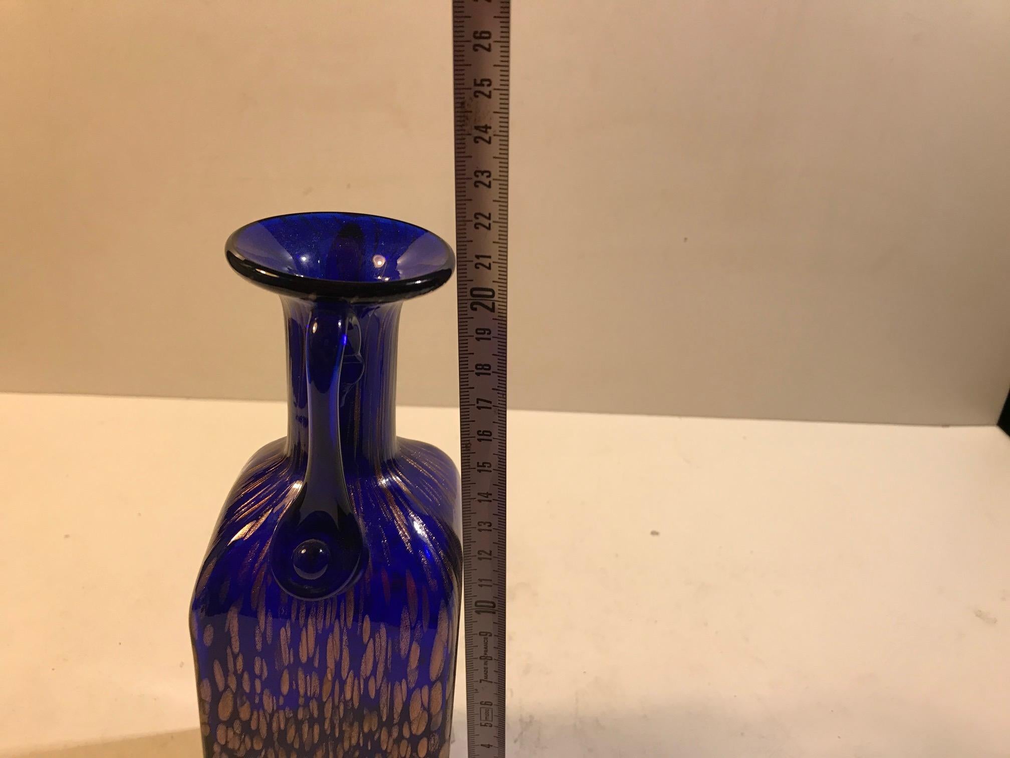 Cristallo Vaso di cristallo blu con puntini d'oro rosa di Joska, anni '70 in vendita