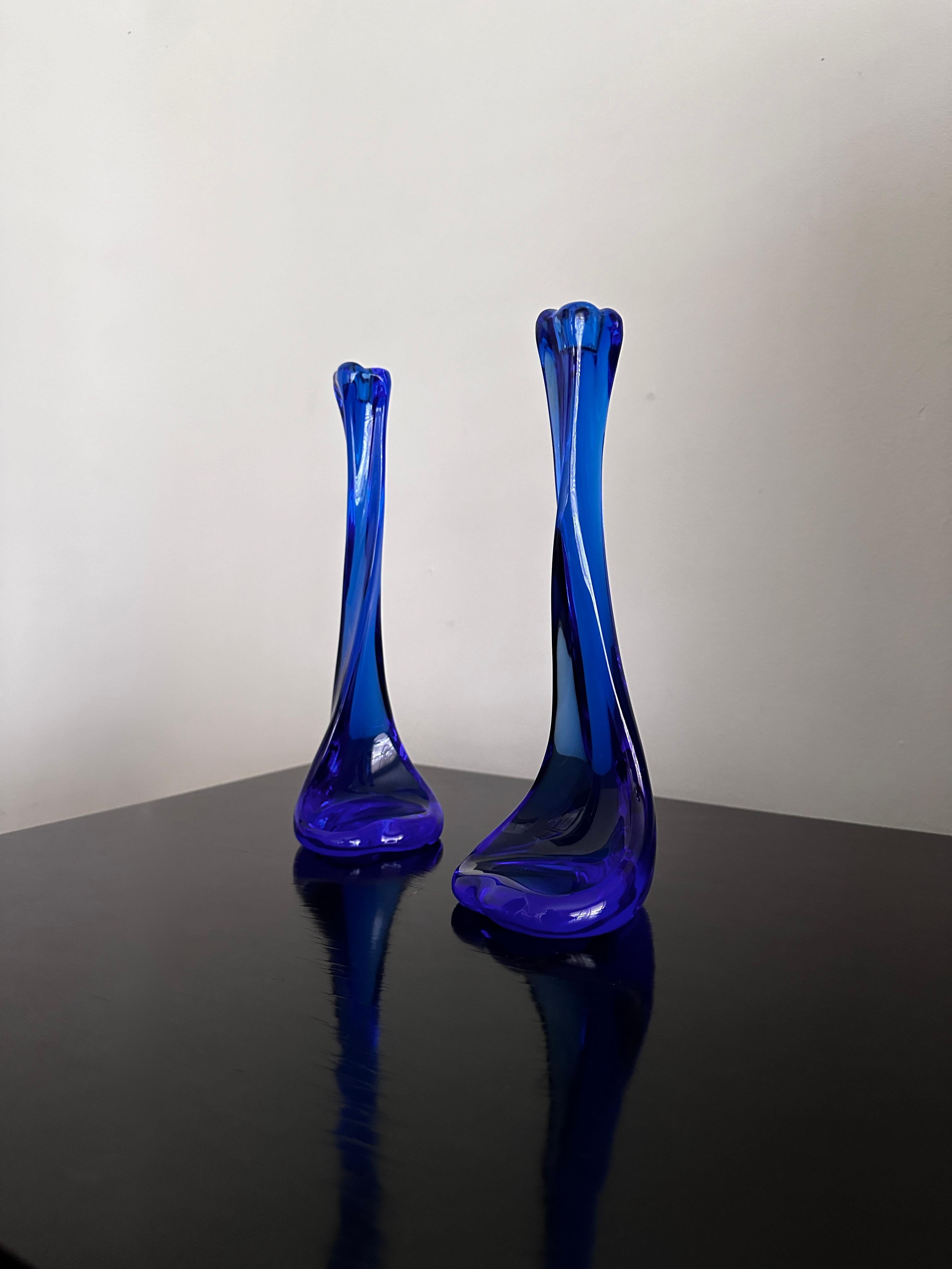 Ein Paar handgefertigte Kerzenhalter aus saphirblauem Kristall der Serie 
