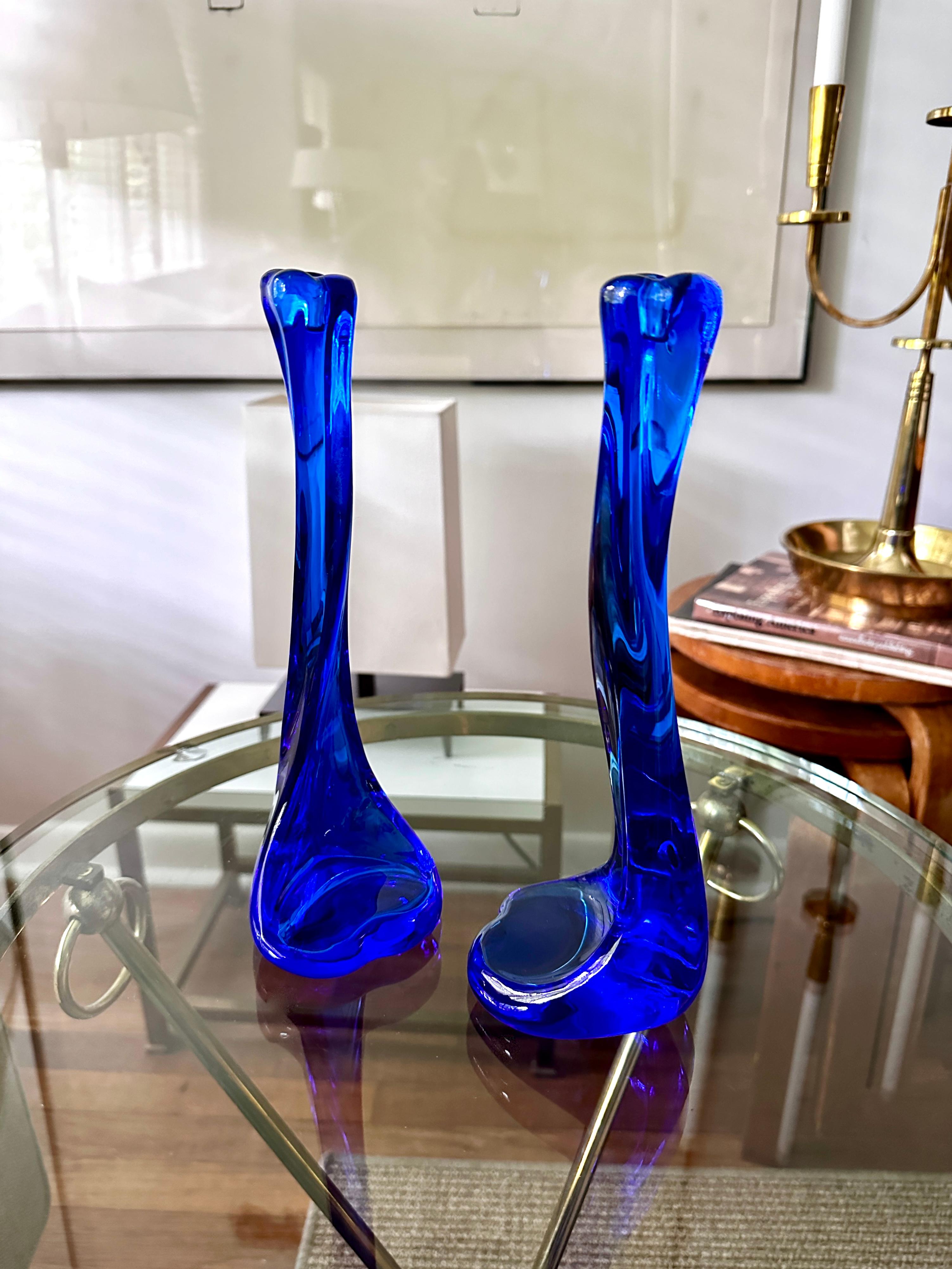 Blaue Kerzenständer aus der Crystel-Serie „Bone“ entworfen von Elsa Peretti für Tiffany (Ende des 20. Jahrhunderts) im Angebot