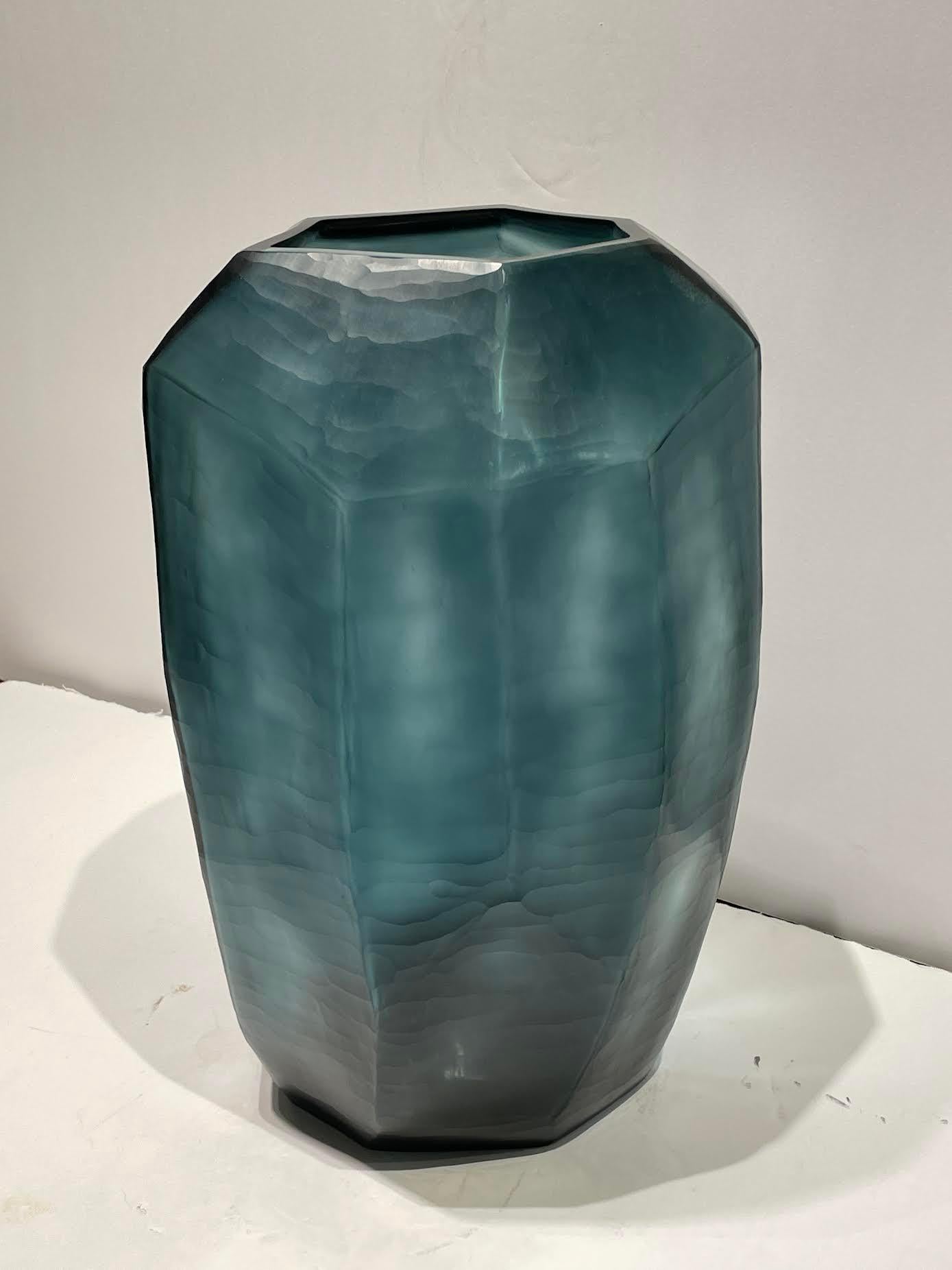 Grand vase roumain contemporain d'un bleu profond avec des détails de design cubiste.
 Également disponible en vase plus court (S5575) et en bol (S5576)
Peut contenir de l'eau.

 